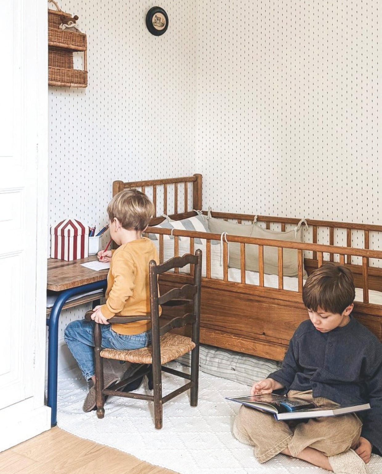 Houten kinderbed vintage. vtwonen Landelijk 04-2026 | fotografie Roxanne Dupoirier