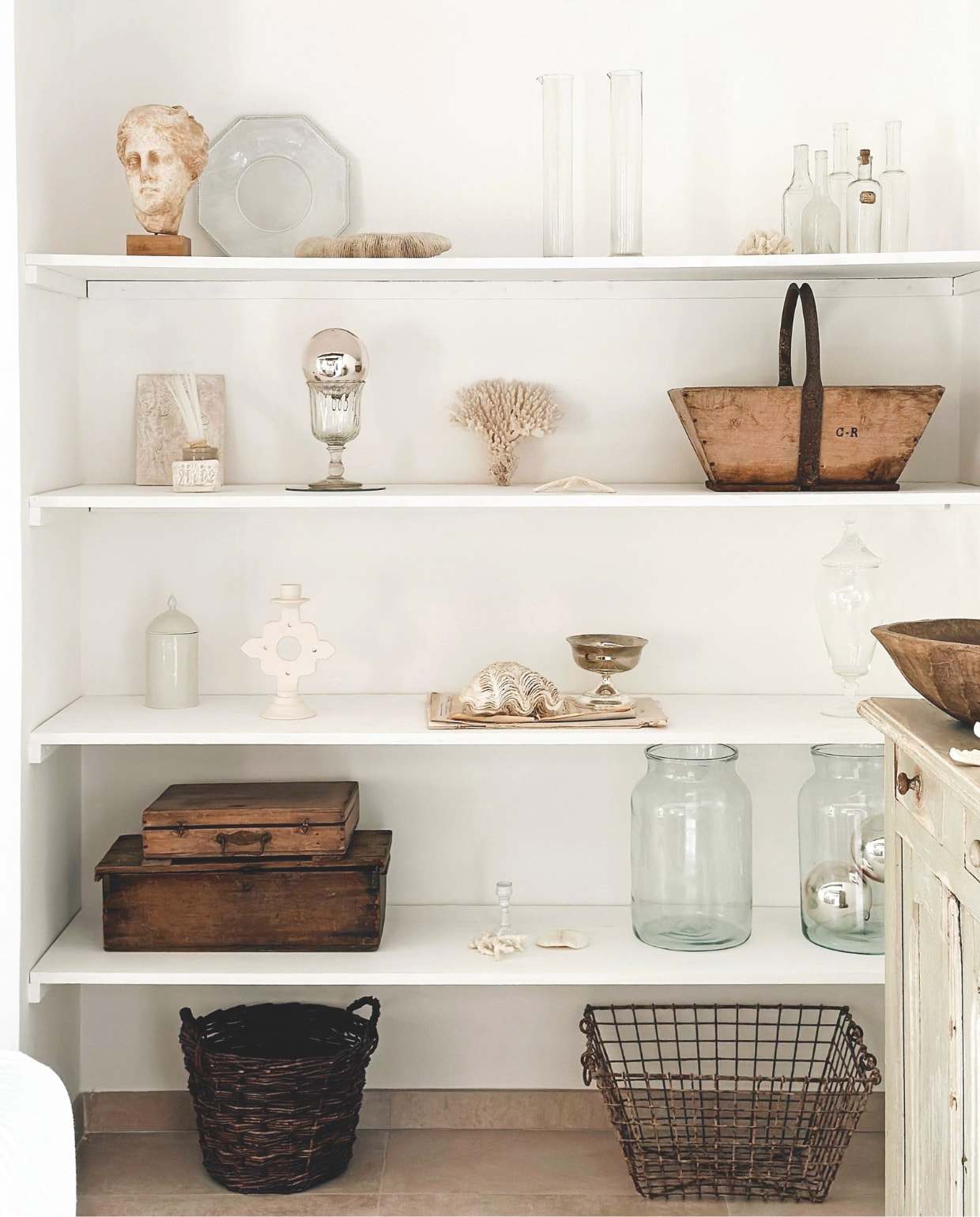 Accessoires op wandplanken allemaal tweedehands vondsten. vtwonen Landelijk 04-2026 | fotografie Roxanne Dupoirier