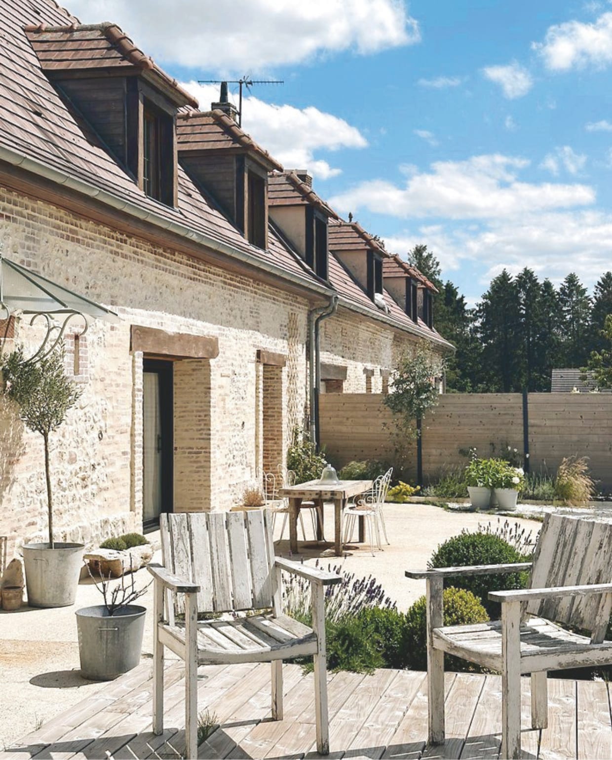 Tuinstoelen Leboncoin. Tafel van markt Puces du Canal.