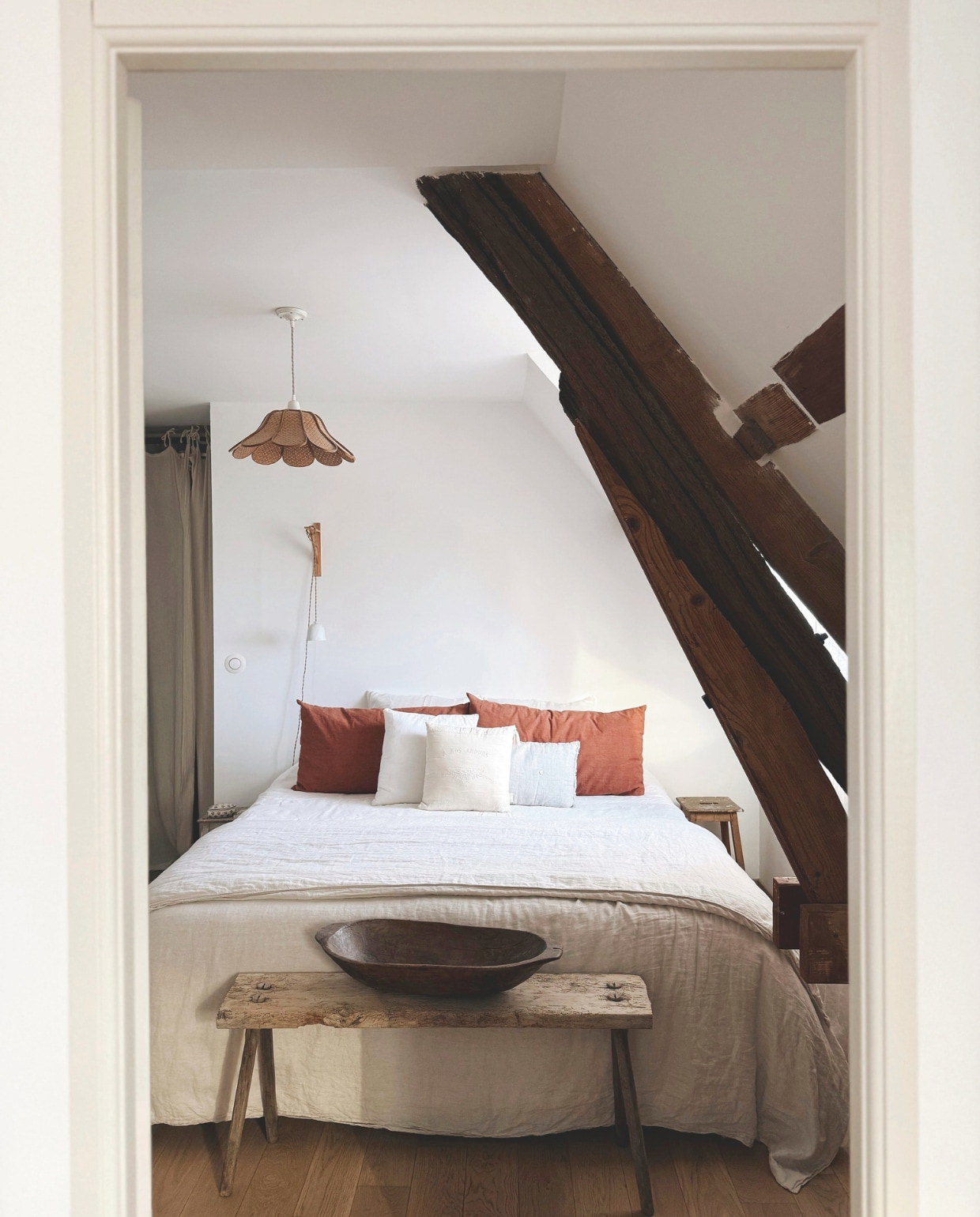 Bed Tediber. Beddengoed Zara Home. Soortgelijke hanglamp Light & Living. Porseleinen lamp Bonpoint. Bank rommelmarkt. vtwonen Landelijk 04-2026 | fotografie Roxanne Dupoirier