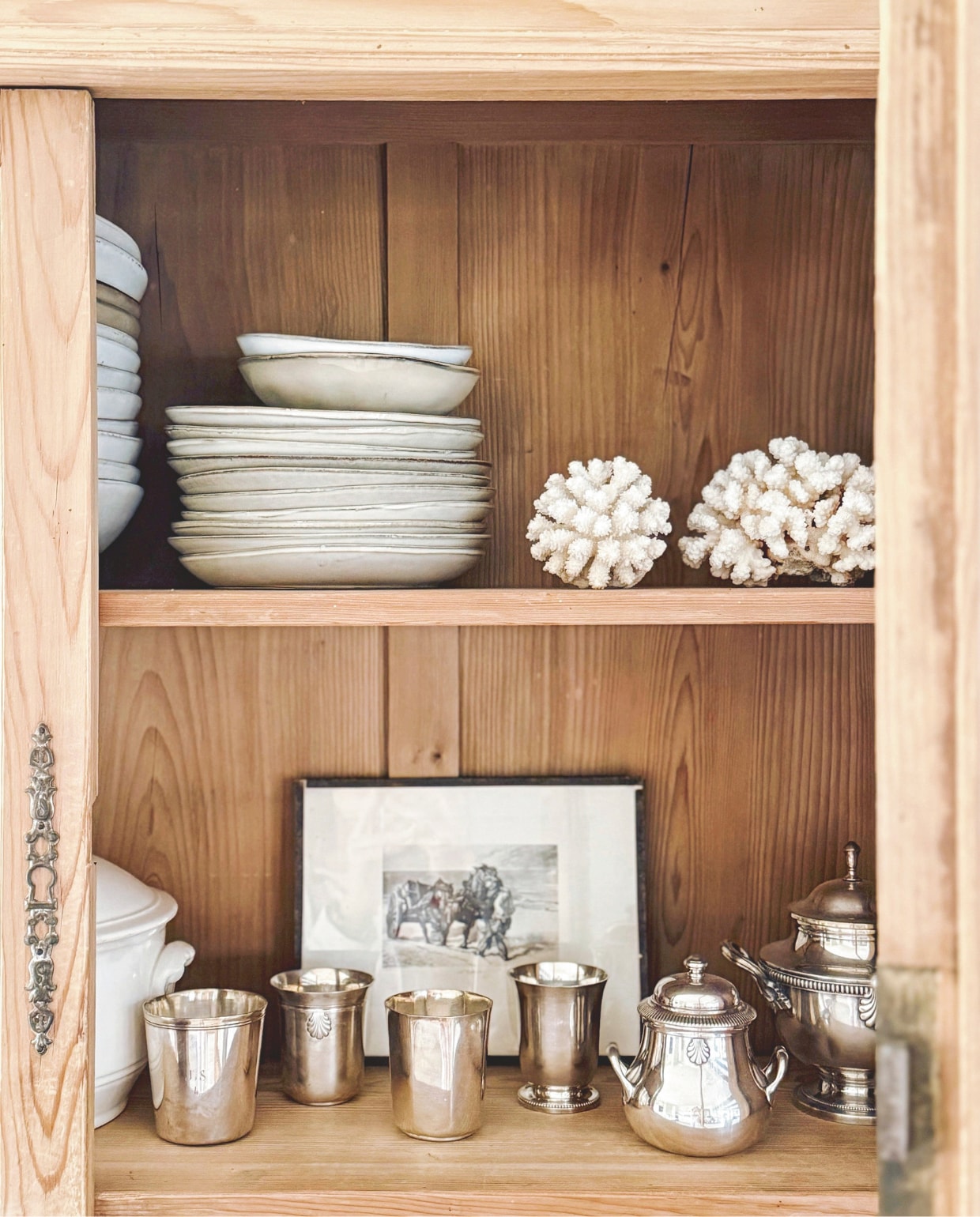 Servies Casa. Zilveren bekers rommelmarkt. vtwonen Landelijk 04-2026 | fotografie Roxanne Dupoirier