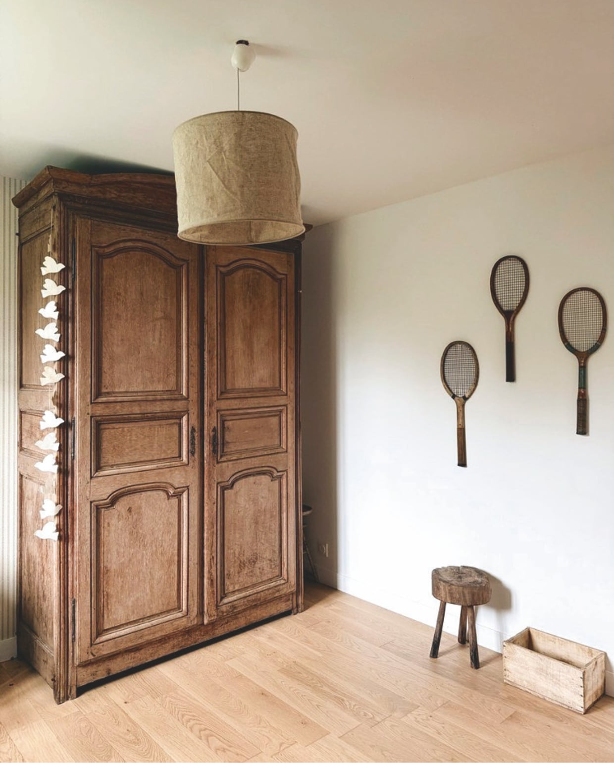 Engelse kast van grenenhout gevonden op Leboncoin. vtwonen Landelijk 04-2026 | fotografie Roxanne Dupoirier