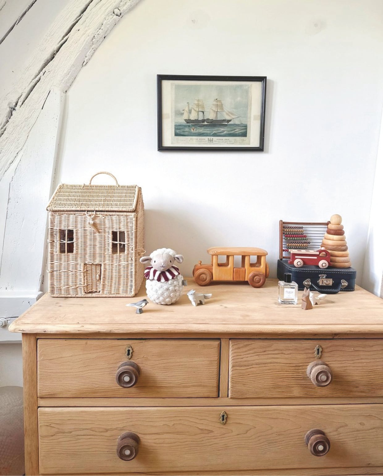 Poppenhuis van riet vintage. Houten bus Cherished Corner. vtwonen Landelijk 04-2026 | fotografie Roxanne Dupoirier