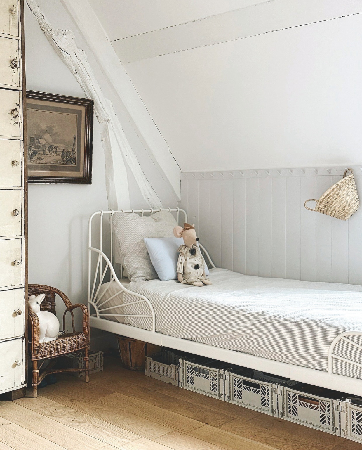 Bed Minnen van Ikea. Opbergkisten Aykasa. Houten vakmeubel met patina rommelmarkt. vtwonen Landelijk 04-2026 | fotografie Roxanne Dupoirier