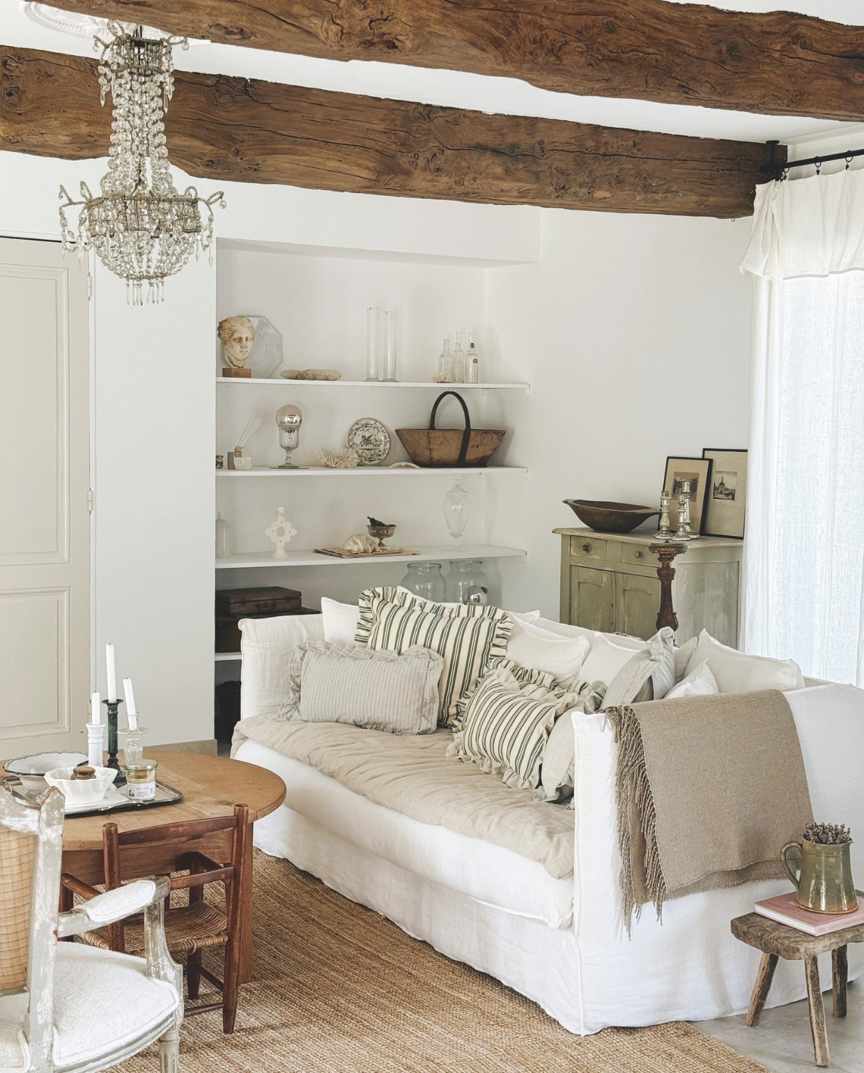 Bank Maisons du Monde. Kussens Maison Poète. Plaid Zara Home. vtwonen Landelijk 04-2026 | fotografie Roxanne Dupoirier