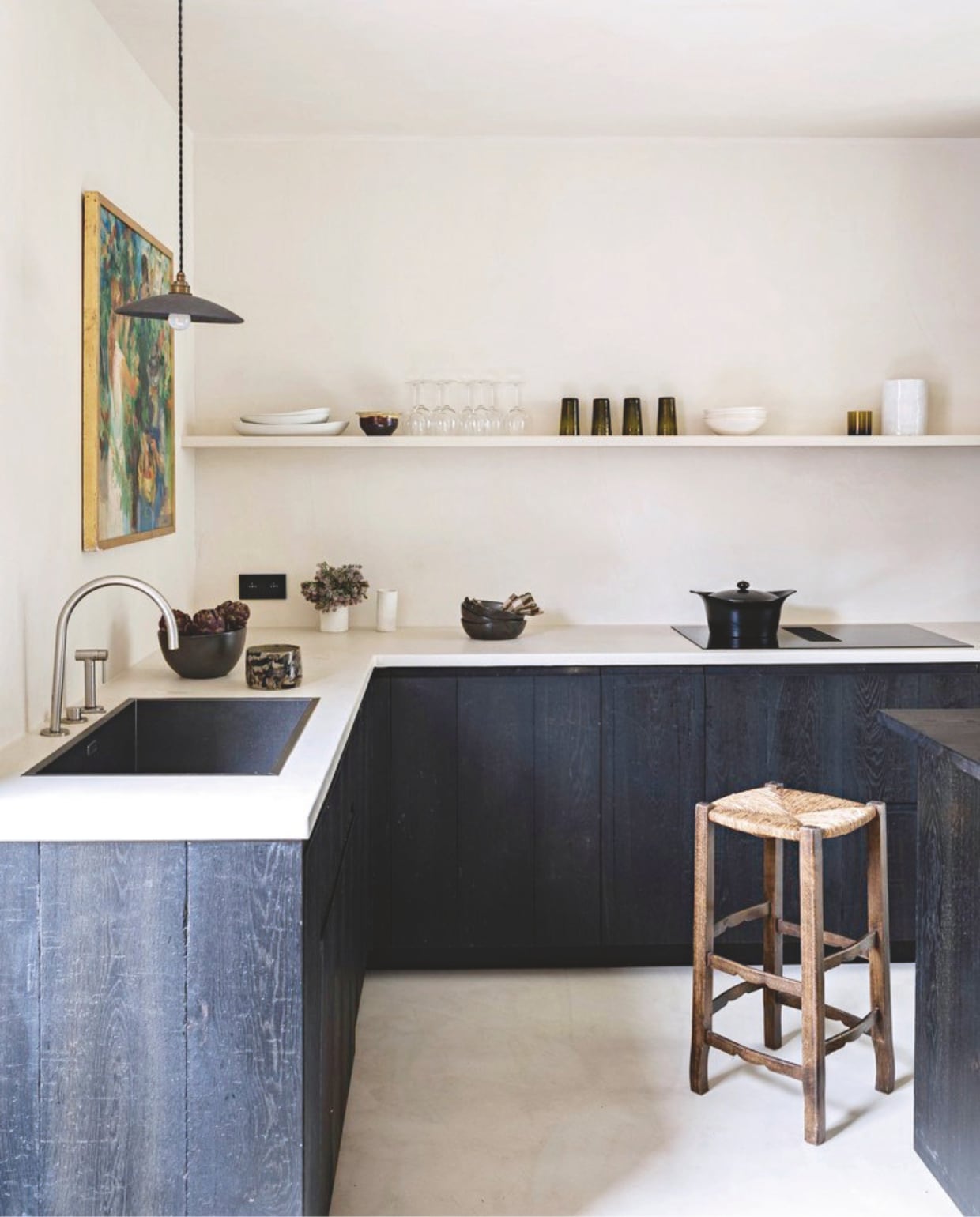 Serviesgoed vintage. Glazen op plank Monoprix. Hanglamp Studio Racines. Kruk Selency. vtwonen Landelijk 04-2026 | styling Marie-Maud Levron | fotografie Yann Deret