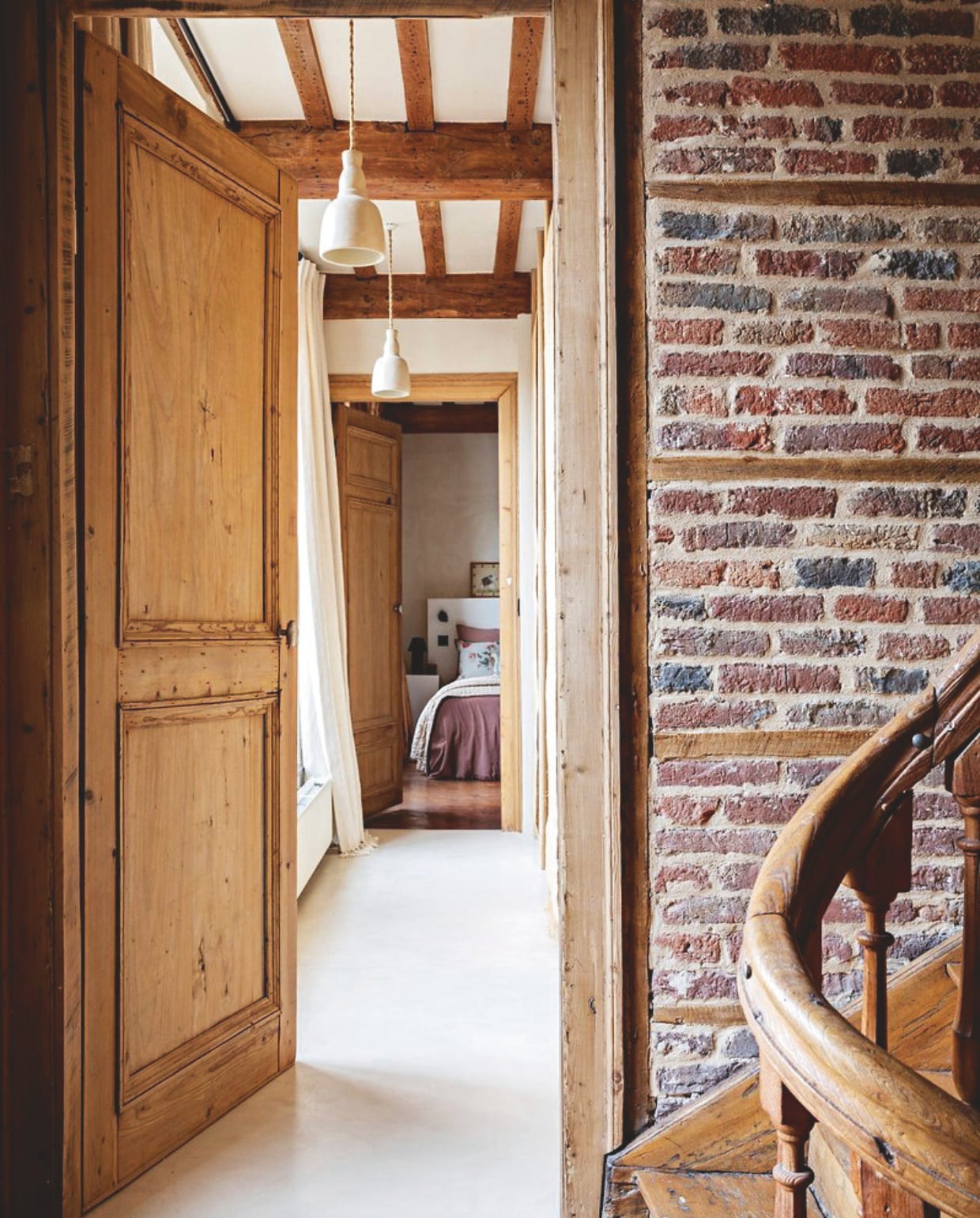 Zicht op de grote woon- en kantoorruimte van de benedenverdieping. vtwonen Landelijk 04-2026 | styling Marie-Maud Levron | fotografie Yann Deret