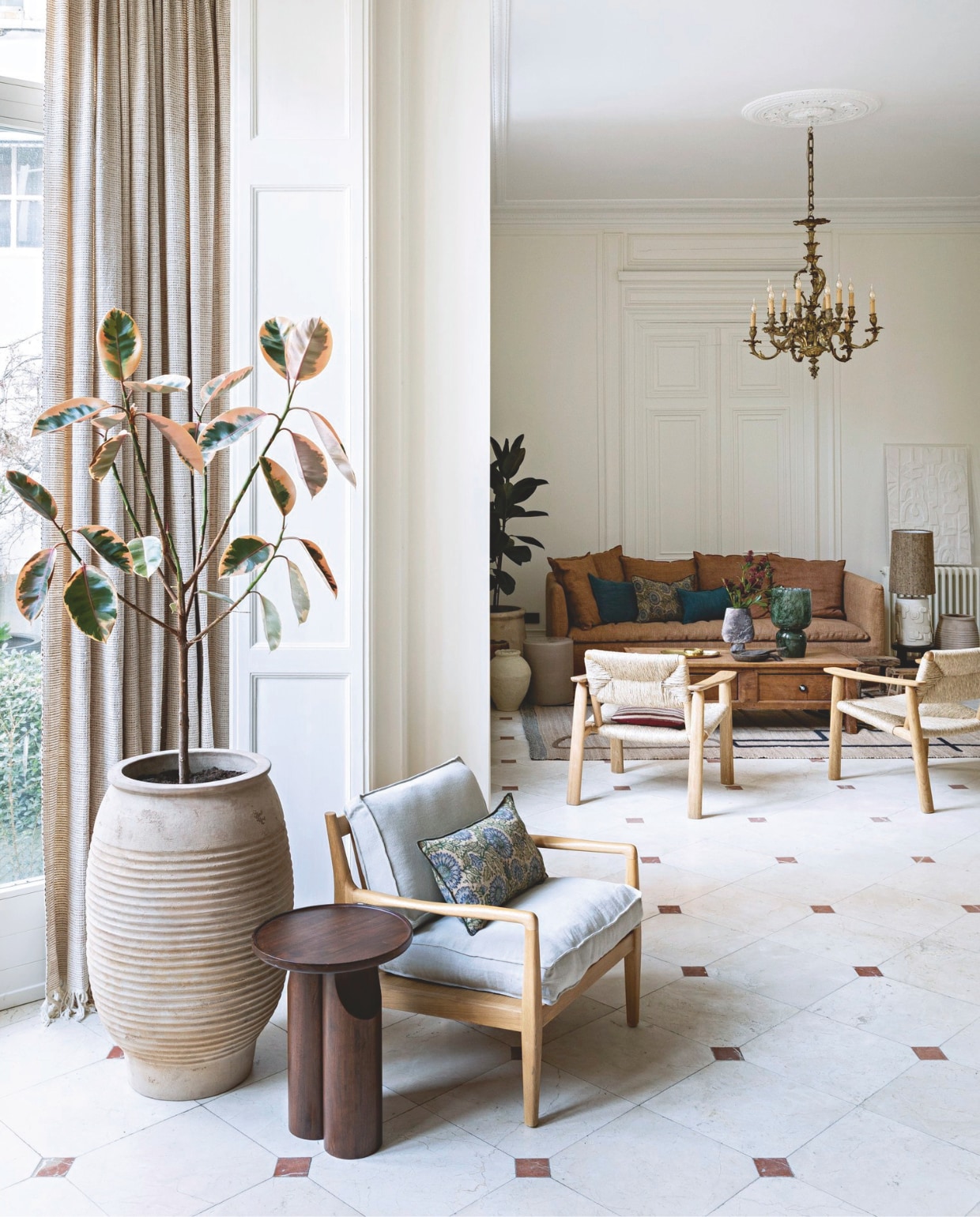 Woonkamer begane grond. Muurverf kleur Not Totally White van Ressource. Originele marmeren vloer. Fauteuil en bijzettafel Am.pm. Plantpot Leboncoin; de Franse Marktplaats. vtwonen Landelijk 04-2026 | styling Marie-Maud Levron | fotografie Yann Deret