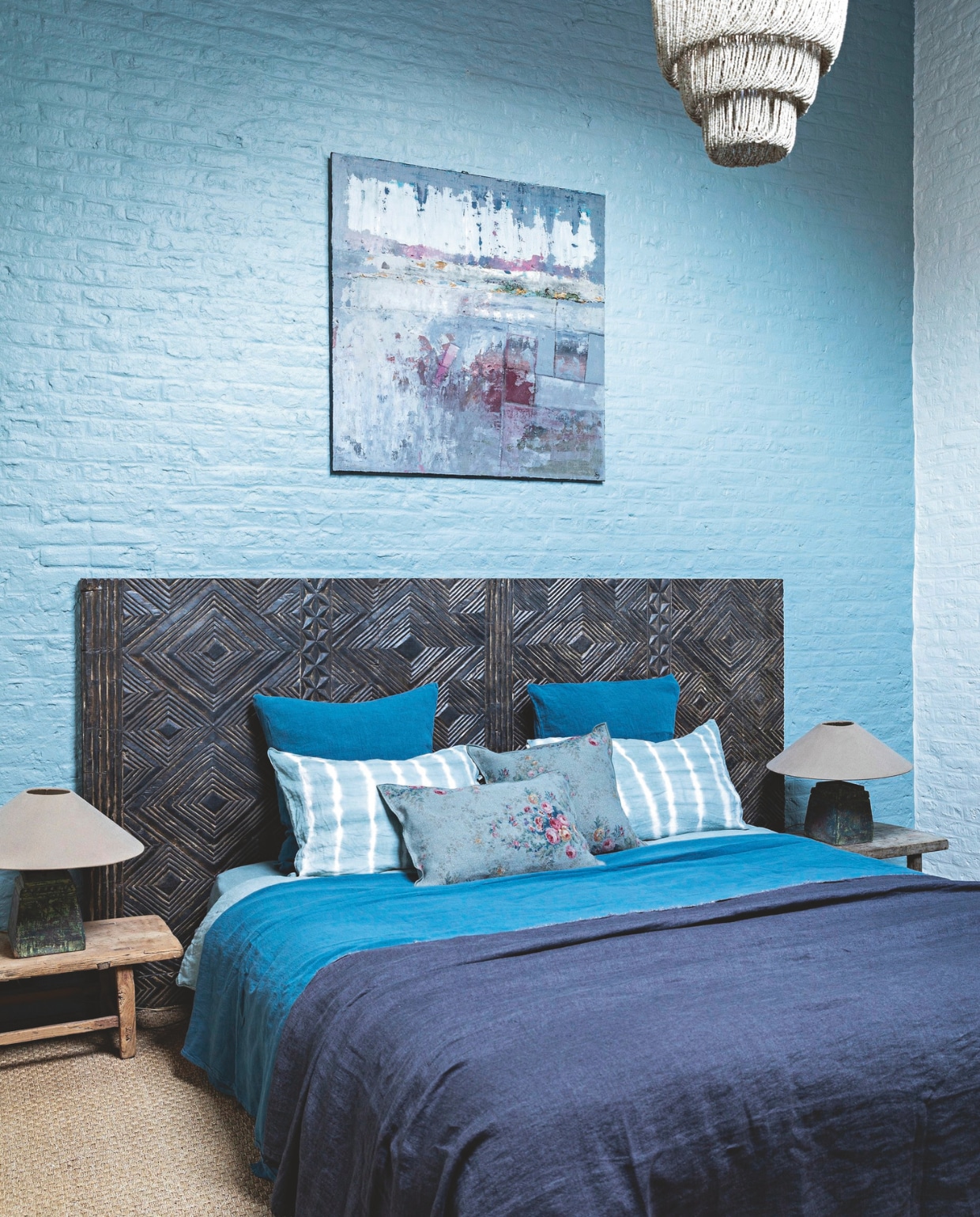 In de logeerkamer is het bedhoofd van Retrouvius. Beddengoed Caravane. Muurverf Ressource. vtwonen Landelijk 04-2026 | styling Marie-Maud Levron | fotografie Yann Deret