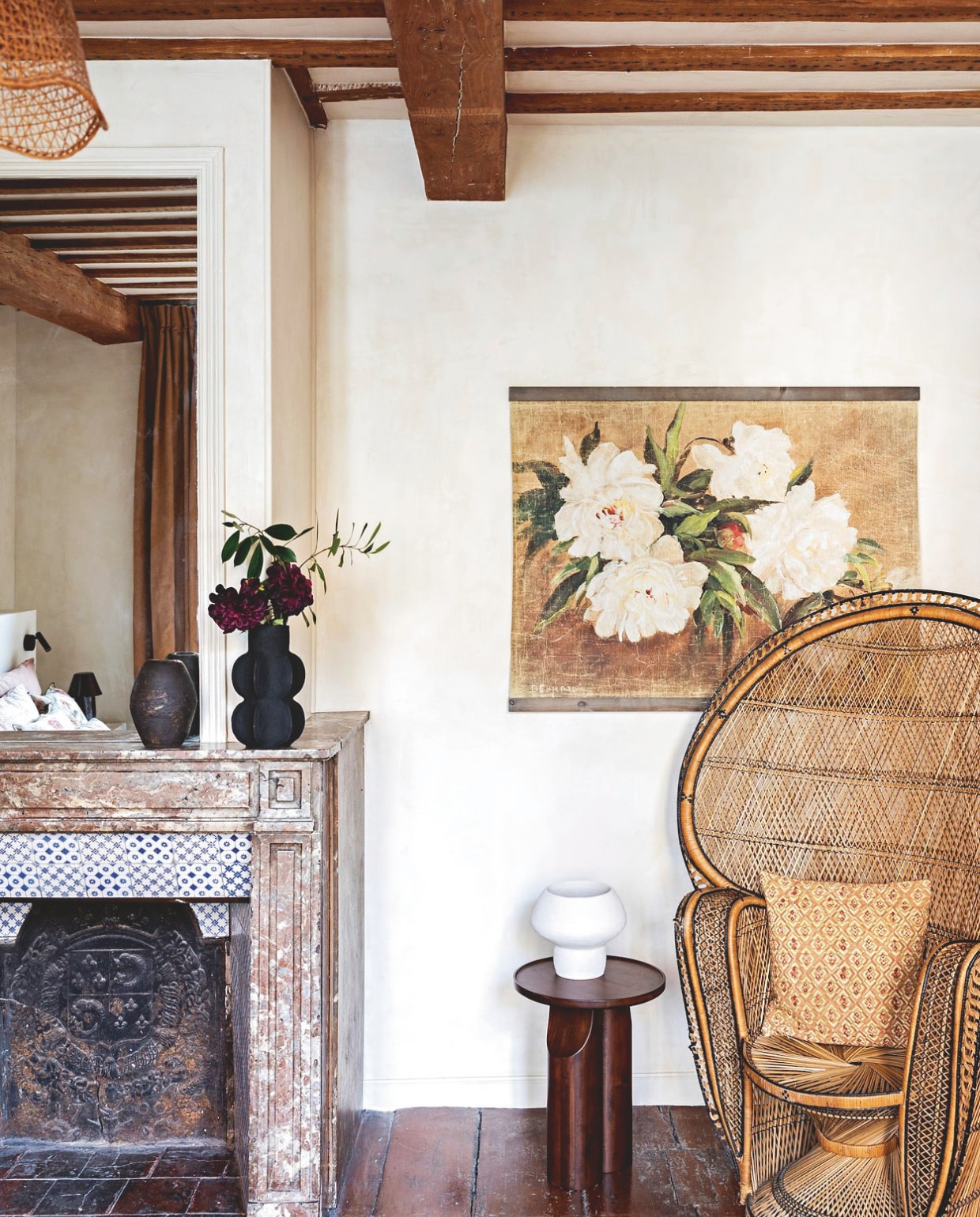 Soortgelijke pauwenstoel Maisons du Monde. Bijzettafel Am.pm. Schilderij familiestuk. vtwonen Landelijk 04-2026 | styling Marie-Maud Levron | fotografie Yann Deret