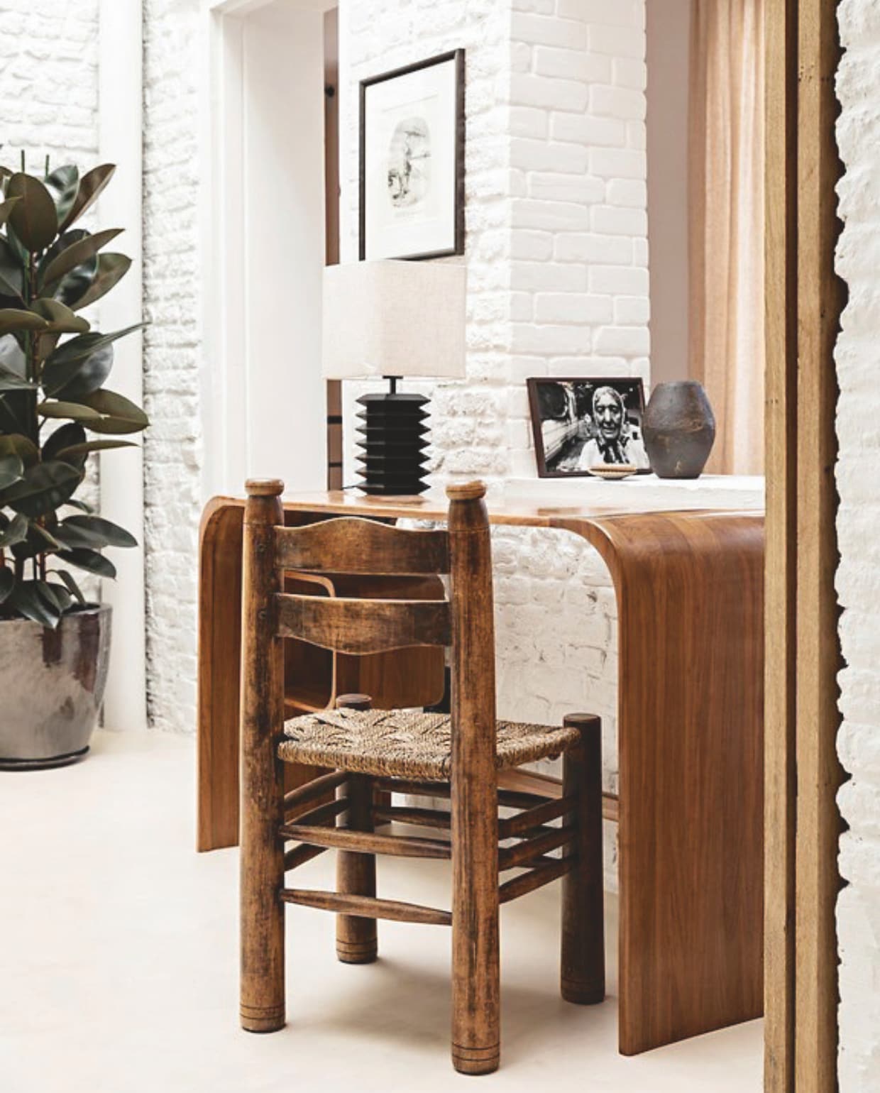 Vloer van gepolijst beton in Parchemin door Marius Aurenti. Muurverf  L’Innocent van Ressource. Bureau vintage. Stoel Ma Petite Boutique. Schilderij van vlooienmarkt van Saint-Ouen. vtwonen Landelijk 04-2026 | styling Marie-Maud Levron | fotografie Yann Deret