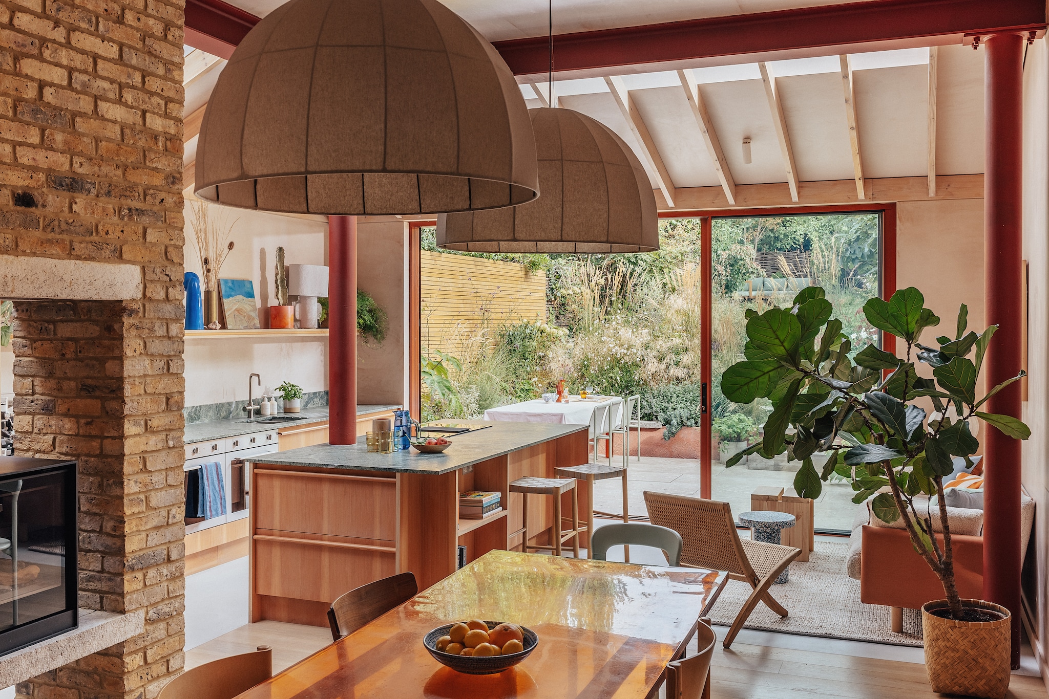 Keuken ontwerp Bechtolsheim Studio, uitgevoerd in berken multiplex en afgewerkt met Douglas-fineer. Werkblad Quartzite van Mglw Stone Warehouse. Krukken Betty Tk7 van &Tradition. Blauwe karaf Jochen Holz voor Hay. Kunstwerk Jerusalem van Katherine Swinfen Eady. Hanglampen Maris Pendant Large van Soho Home.