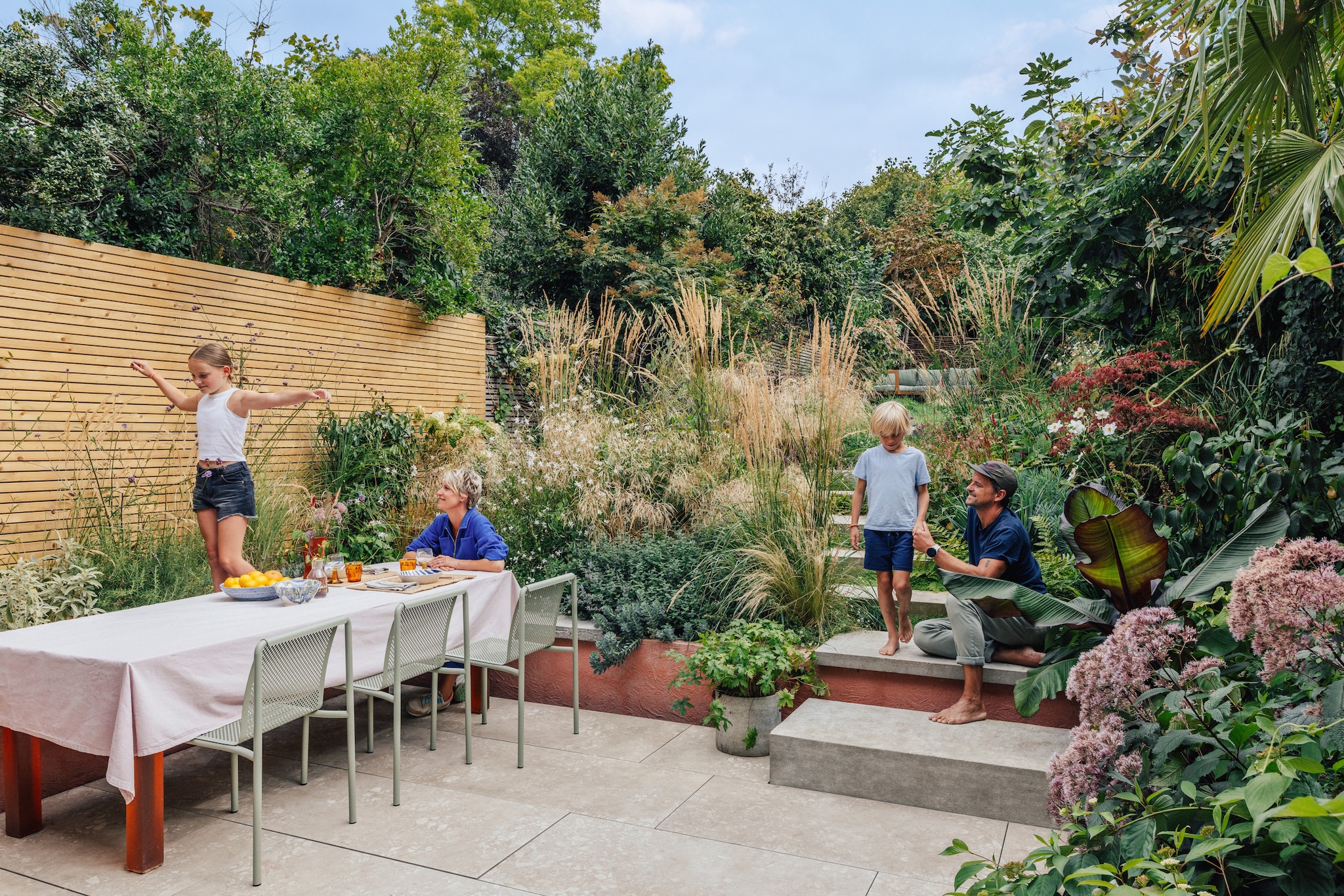Tuinstoelen en karaf Ferm Living. Tafellinnen The Cloth Shop. Glazen Duralex. Fruitschaal Caroline Owen. Tegels Cosmo Sand van Sant’Agostino. vtwonen 07-2026 | fotografie Taran Wilkhu | productie Living Inside