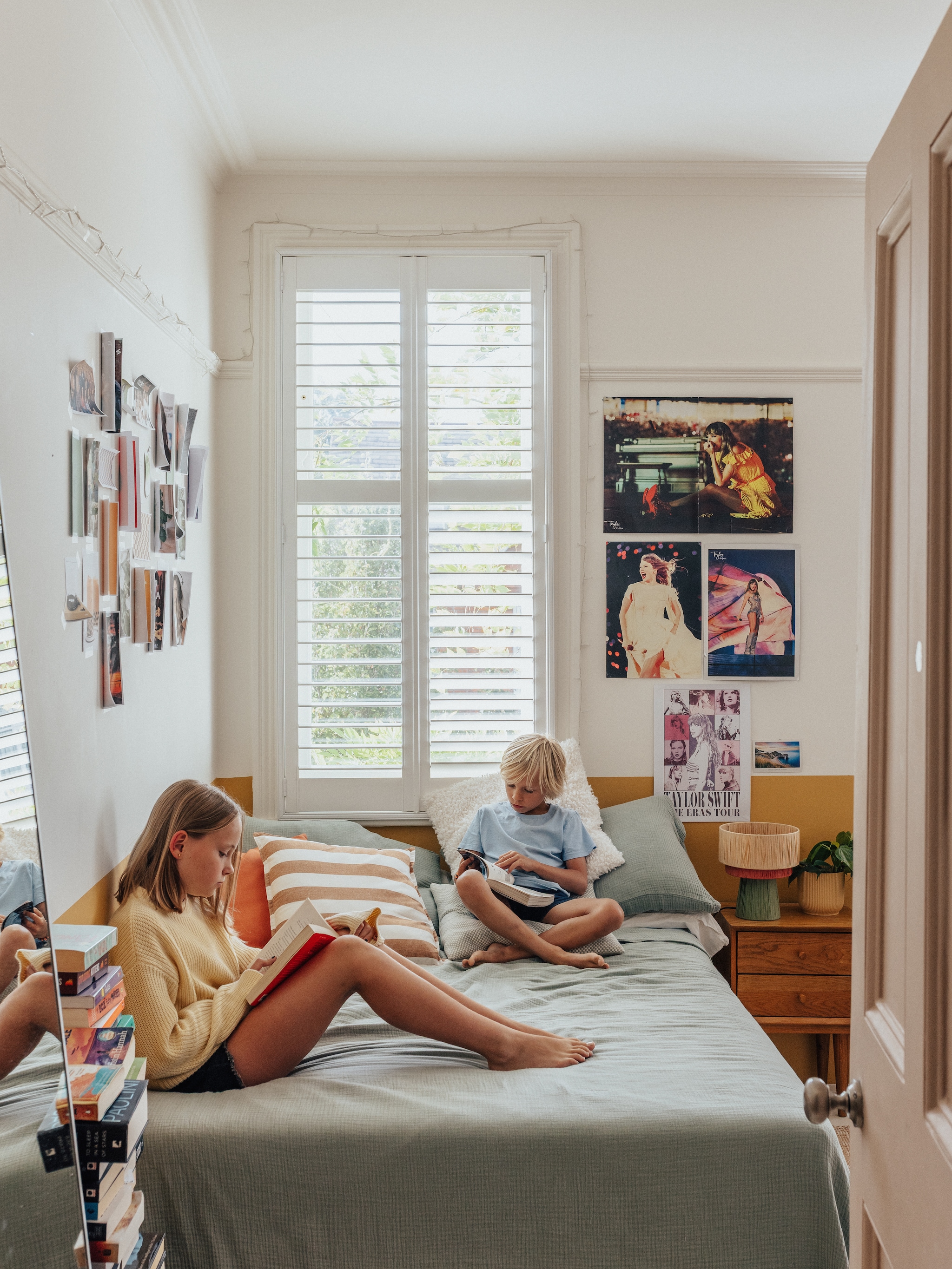 Tafellamp Habitat. Kussens H&m Home. Nachtkastje La Redoute. Muurverf Morning Room van Paint & Paper Library en Wimborne White van Farrow & Ball. vtwonen 07-2026 | fotografie Taran Wilkhu | productie Living Inside