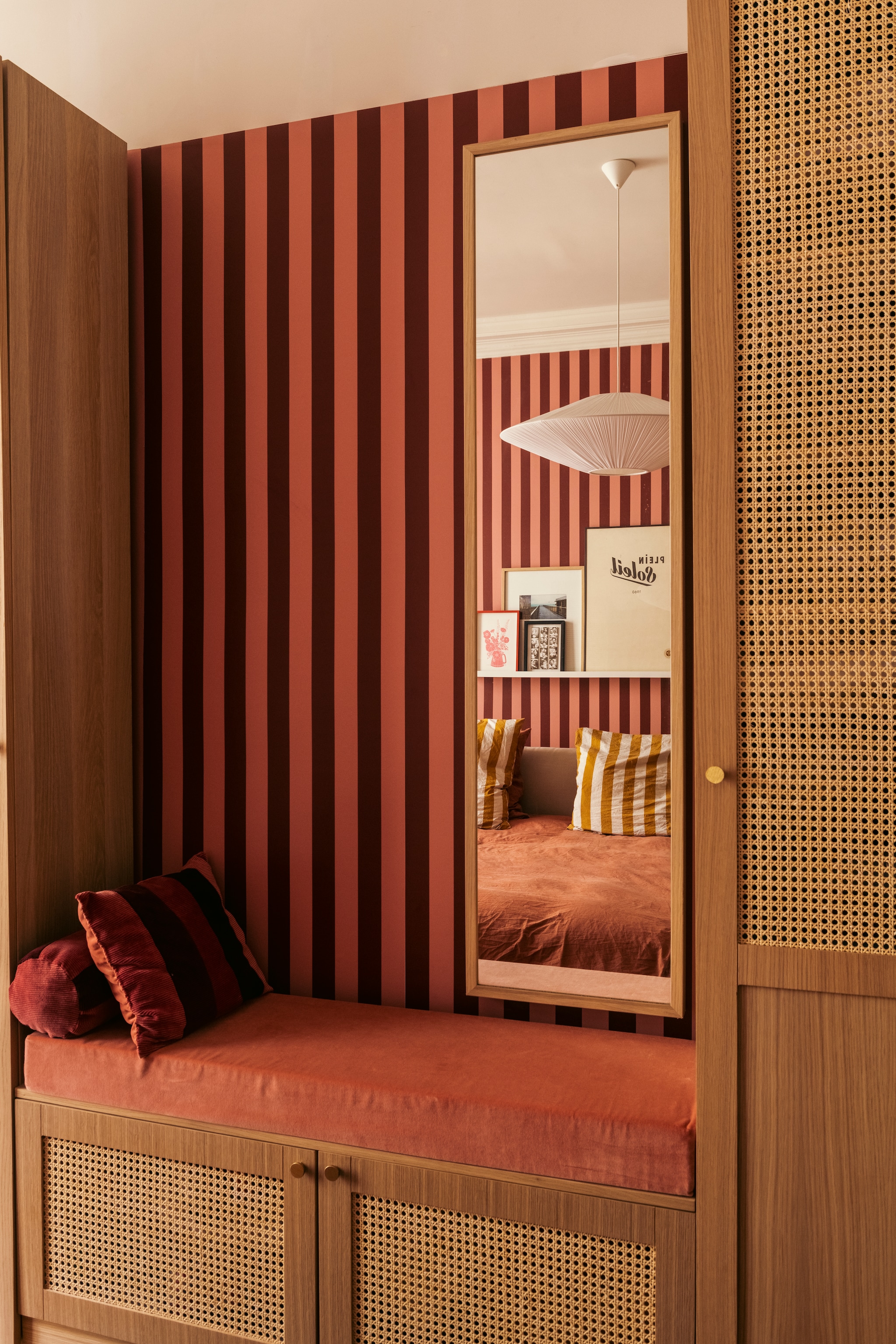 Rieten deuren in naturel eiken en messing grepen Plum Living. Behang Mues Design. Hanglamp Brera van The Socialite Family. vtwonen 07-2026 | fotografie Valerio Geraci | productie Living Inside