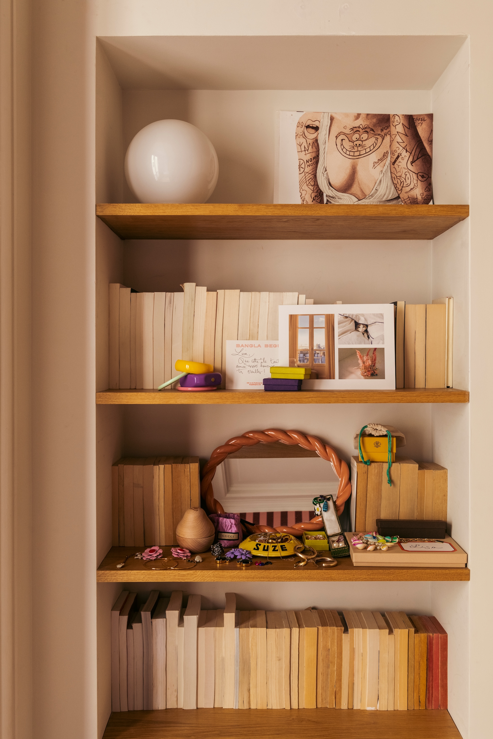 Boeken vintage. Spiegel &Klevering. vtwonen 07-2026 | fotografie Valerio Geraci | productie Living Inside