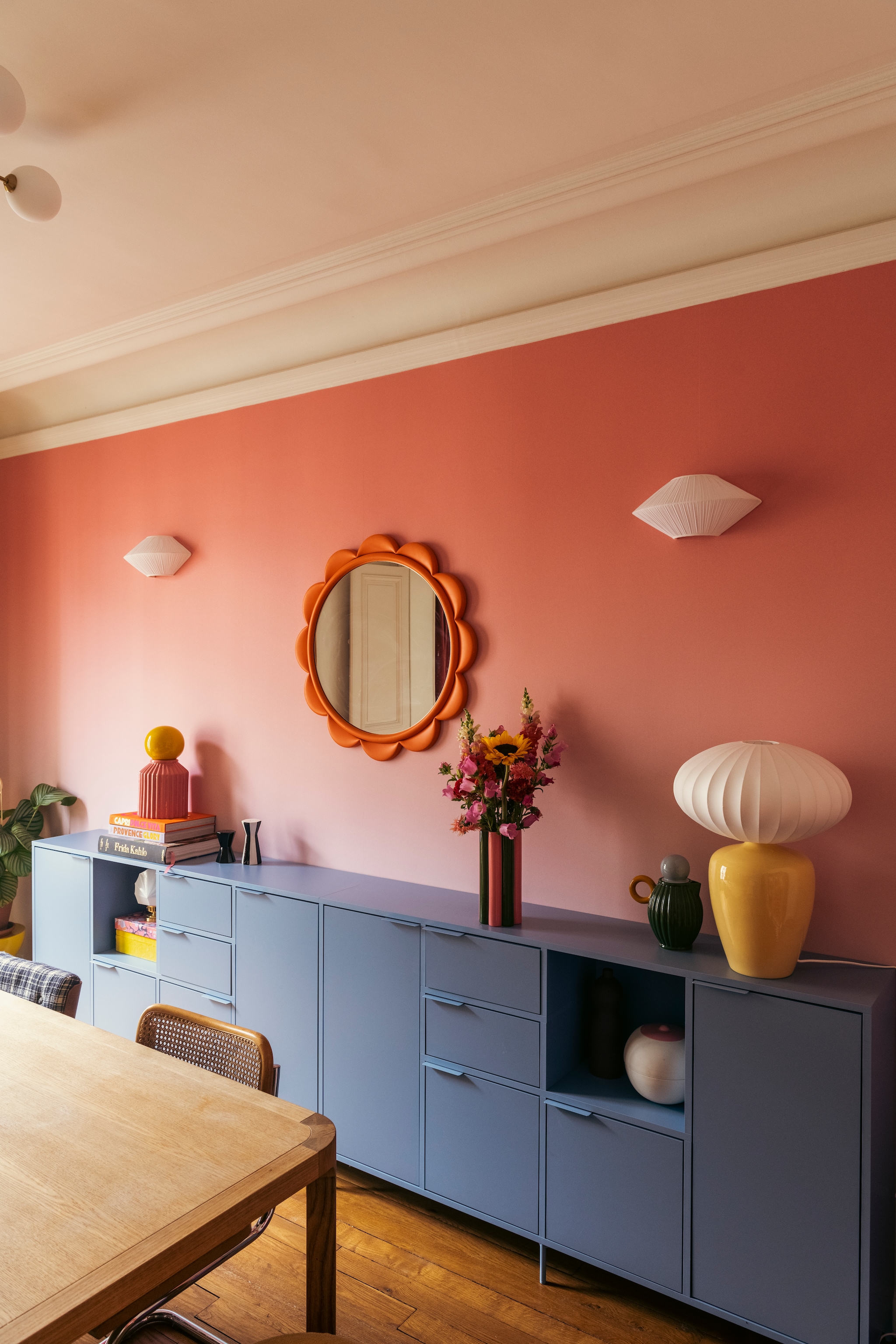 Dressoir Tylko. Vintage stoelen Marcel Breuer. Wandlampen en vaas The Socialite Family. Gele tafellamp Meringue van Bureau Benjamin. Spiegel en tafellamp Lisa Gachet x Monoprix. Boeken Assouline. vtwonen 07-2026 | fotografie Valerio Geraci | productie Living Inside