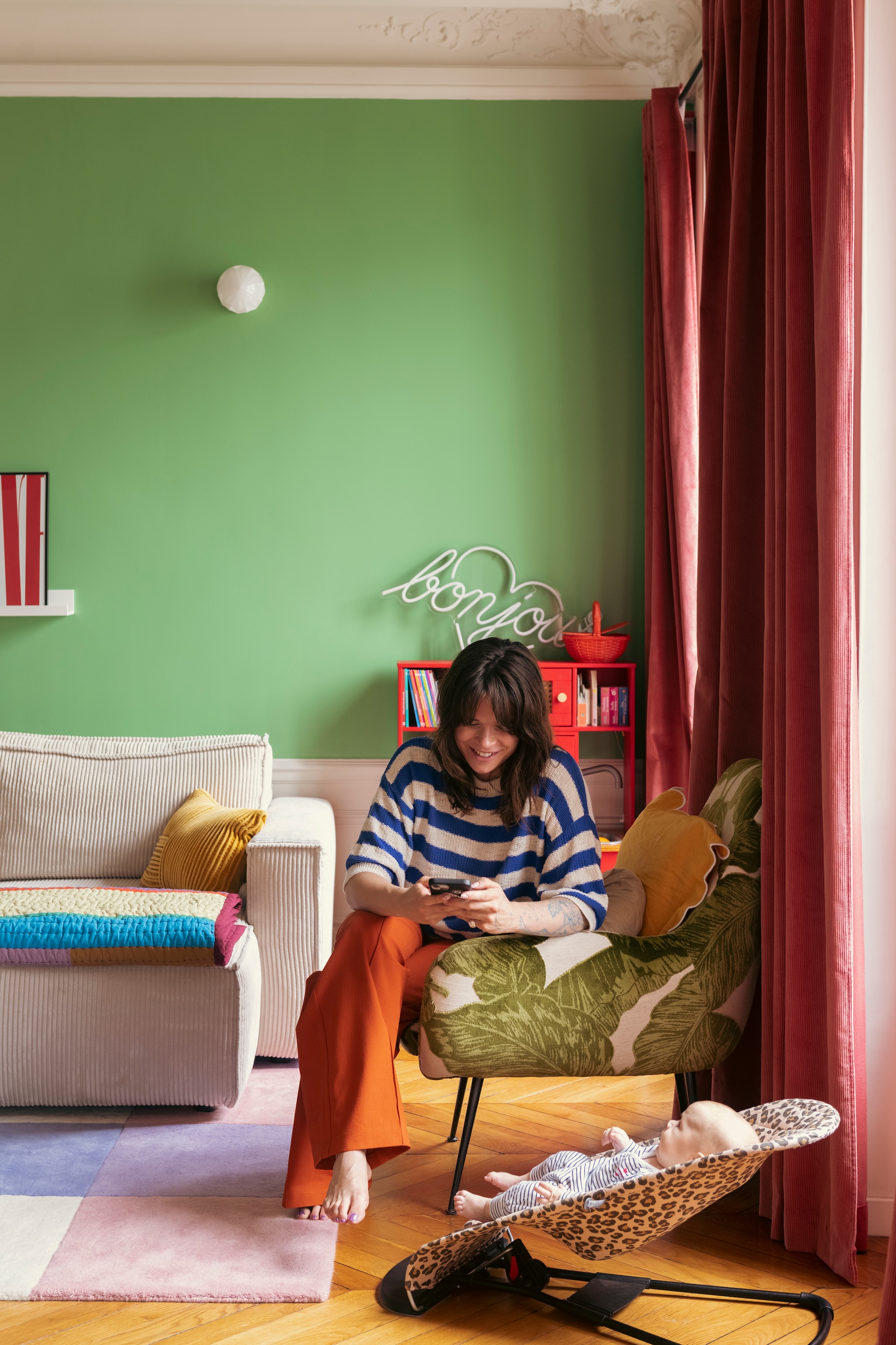 Bank Hay. Vloerkleed Lisa Gachet x Monoprix. Muurlamp Vanity Boum. Deken Hübsch. vtwonen 07-2026 | fotografie Valerio Geraci | productie Living Inside