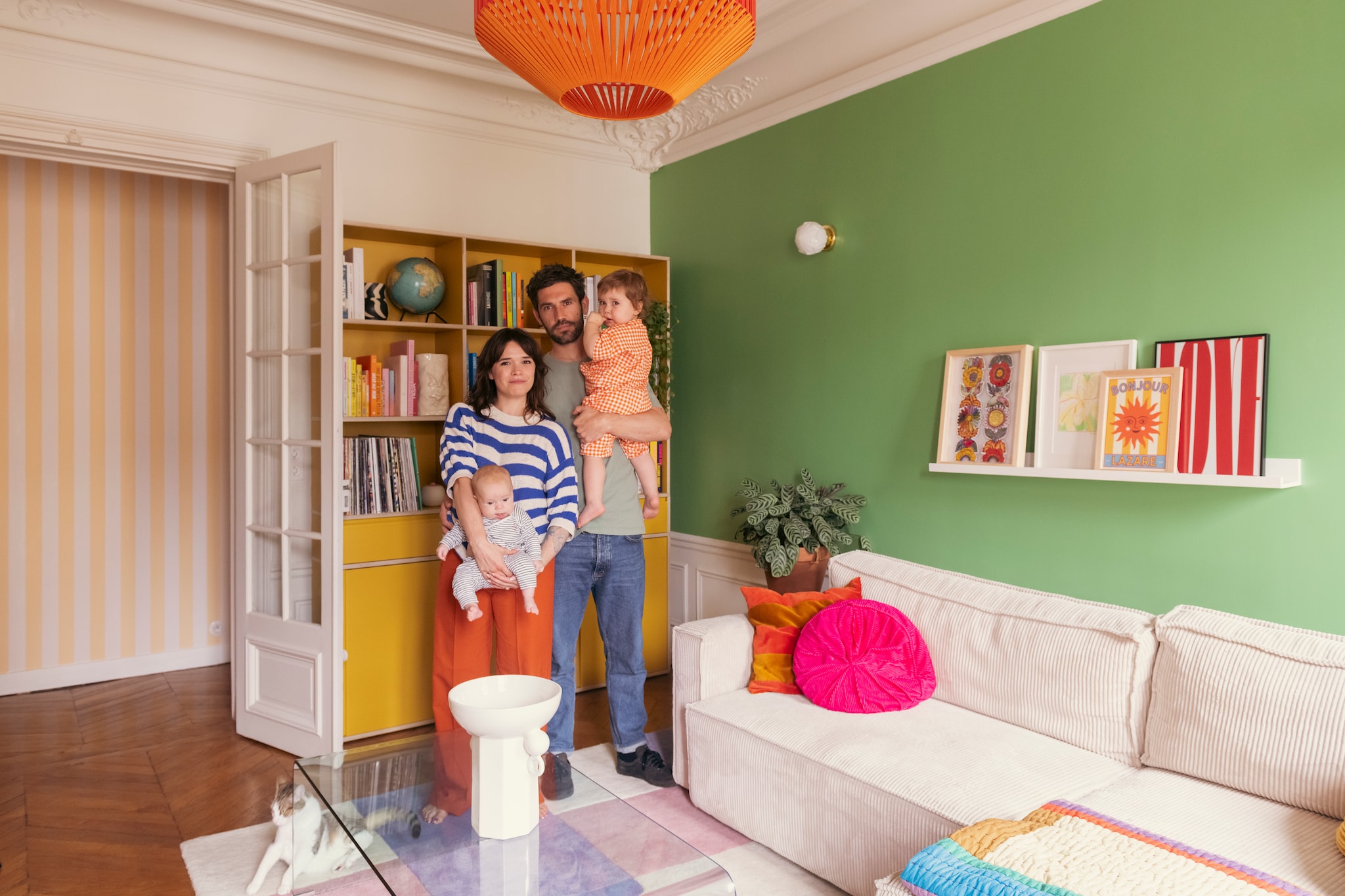 Kast Tylko. Vloerkleed Lisa Gachet x Monoprix. Salontafel Kare Design. vtwonen 07-2026 | fotografie Valerio Geraci | productie Living Inside
