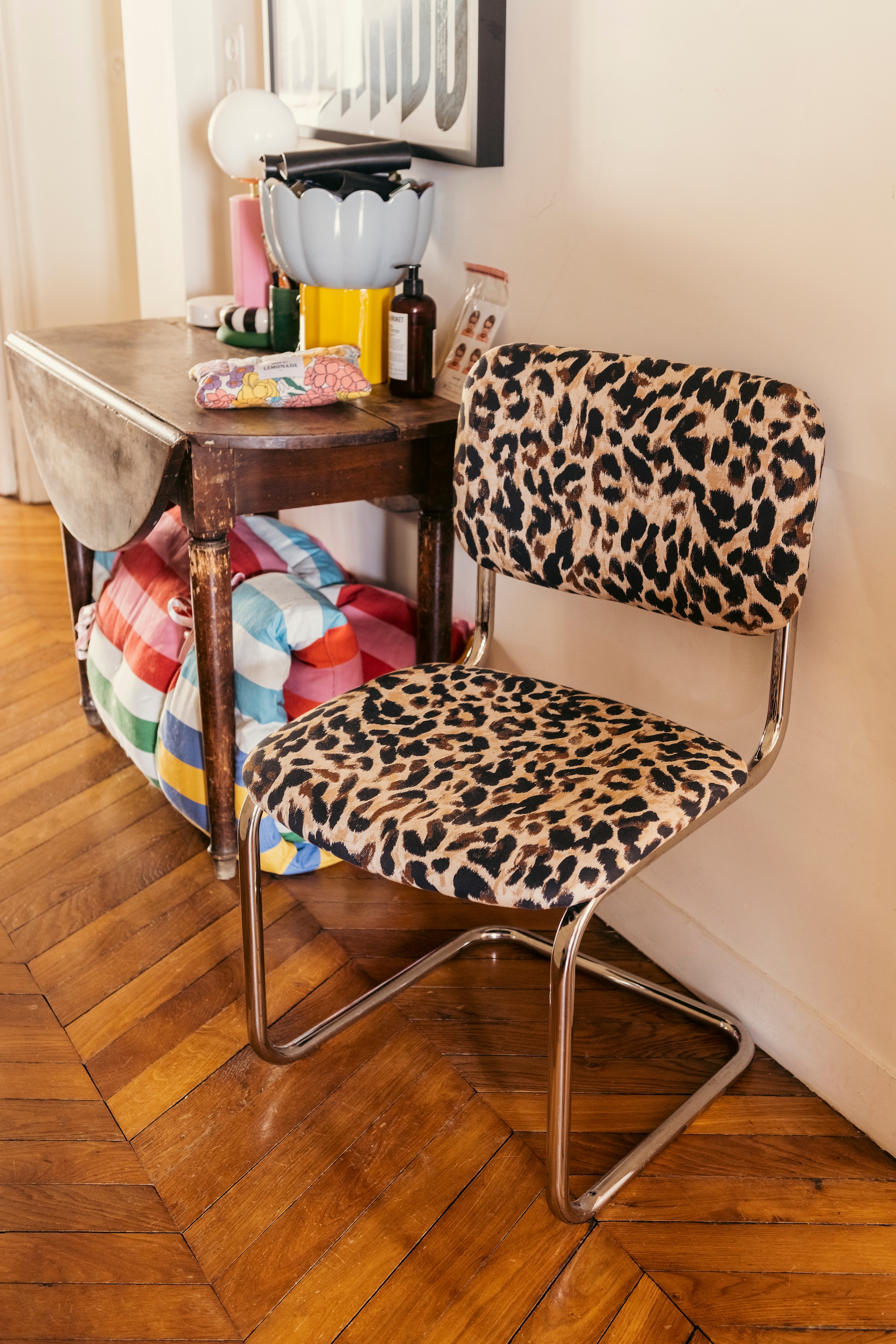 Stoel Classica bekleed met katoenen luipaardprint van The Socialite Family. vtwonen 07-2026 | fotografie Valerio Geraci | productie Living Inside