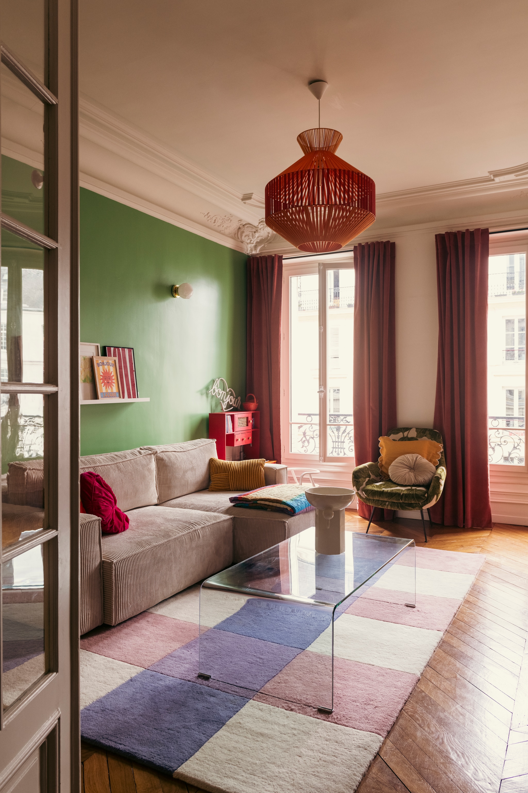 Bank Hay. Vloerkleed Lisa Gachet x Monoprix. Muurlamp Vanity Boum. Hanglamp Julie Lansom. Deken Hübsch. Gordijnen The Socialite Family. Salontafel Kare Design.