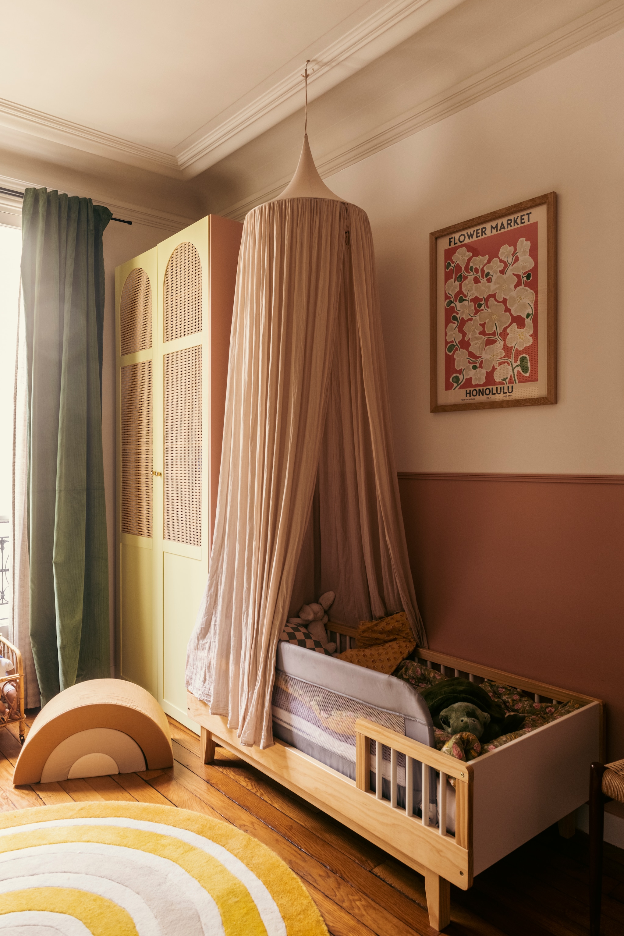 Bed Petite Amélie. Hemel Numero 74. Rieten kastdeuren Make my Lemonade. Messing handgrepen Plum Living. vtwonen 07-2026 | fotografie Valerio Geraci | productie Living Inside