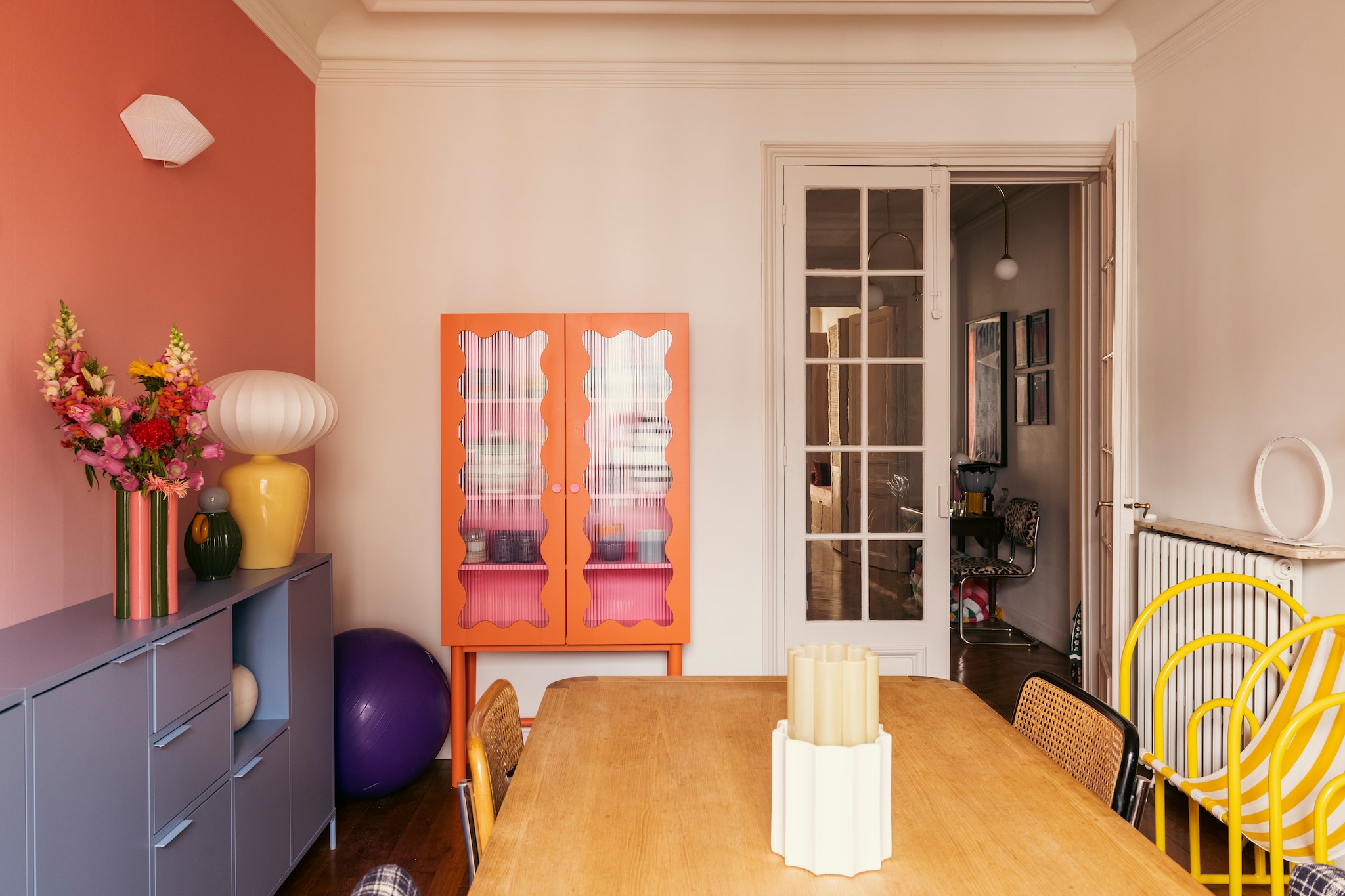 Dressoir Tylko. Oranje kast uit de The Lemonade Home-collectie van Make My Lemonade. Wandlamp en vaas The Socialite Family. Gele tafellamp Meringue van Bureau Benjamin. Vintage stoelen Marcel Breuer. vtwonen 07-2026 | fotografie Valerio Geraci | productie Living Inside