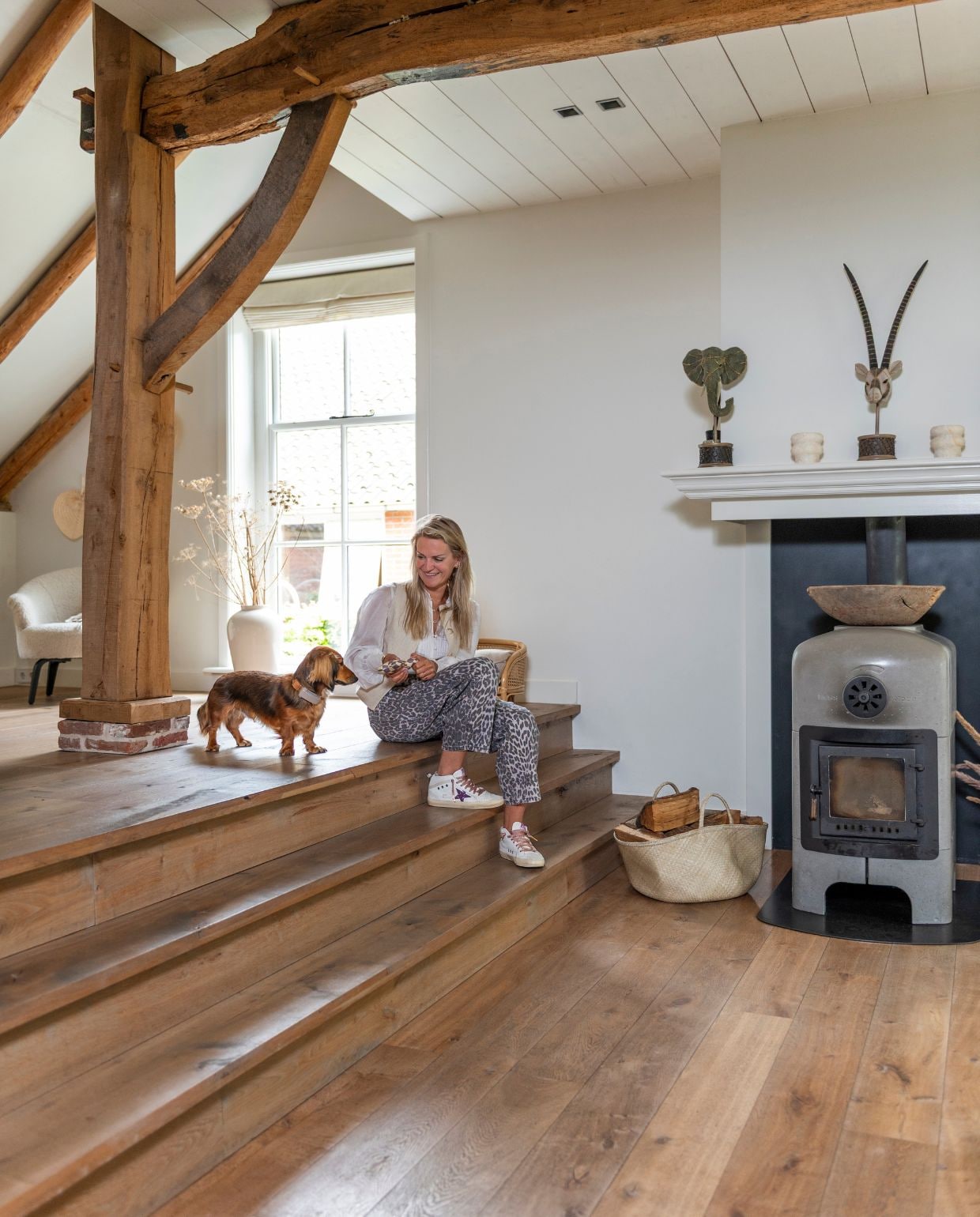 Grote vaas H&m Home. Kleine vazen Serax. Dierenbeelden Zalando. Houtkachel De Klein & van Hoff. vtwonen Landelijk 03-2026 | fotografie Suzanne Paap