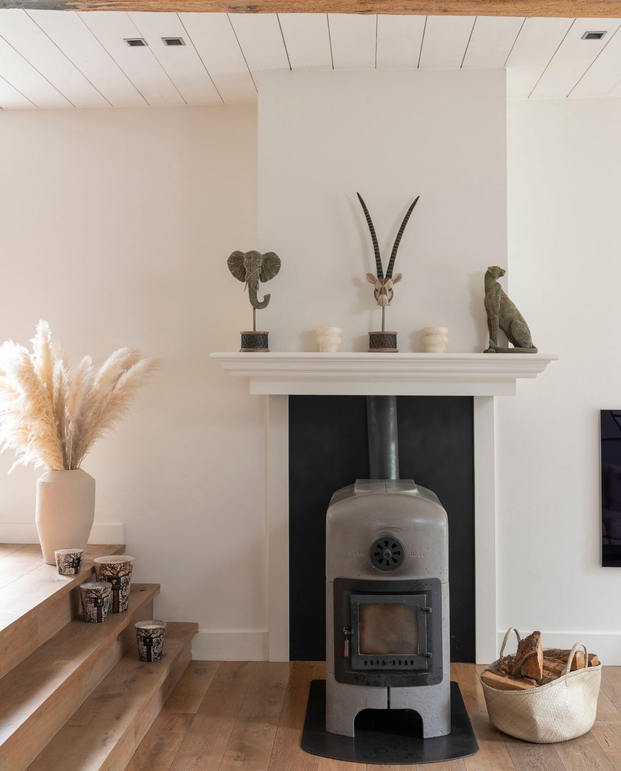 Grote vaas H&m Home. Kleine vazen Serax. Dierenbeelden Zalando. Houtkachel De Klein & van Hoff. vtwonen Landelijk 03-2026 | fotografie Suzanne Paap