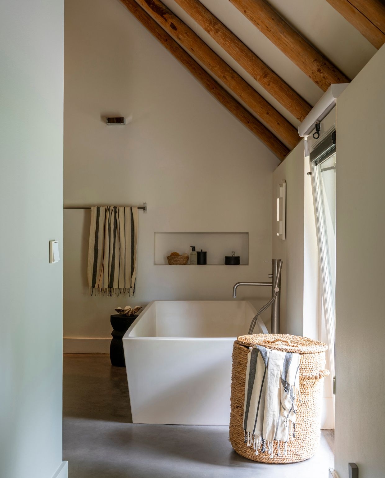 Bad Boffi. Wasmand Kanso Home. Zwarte potten, schelp en hammamdoeken Nordal. Houten bijzettafel Woood. vtwonen Landelijk 03-2026 | fotografie Suzanne Paap