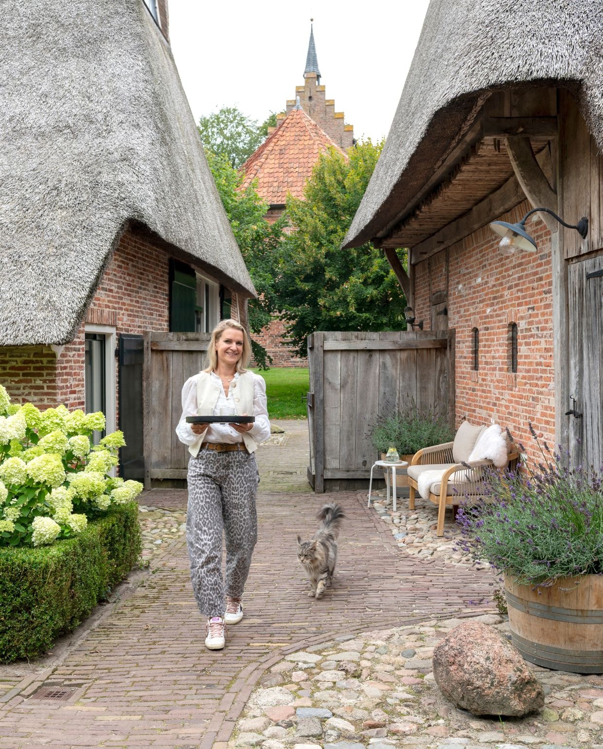 De vorige bewoners hebben de gevels van de boerderij opnieuw opgebouwd met bakstenen van boerderijen uit dezelfde periode, die ze ophaalden bij sloopbedrijven in Groningen en Friesland. Er is speciaal voegmiddel gebruikt, net zoals dat vroeger werd gemaakt, op basis van kalk. Omdat de buitenmuren oorspronkelijk niet loodrecht stonden, werden de nieuwe muren na het metselen ook uit het lood geduwd. vtwonen Landelijk 03-2026 | fotografie Suzanne Paap