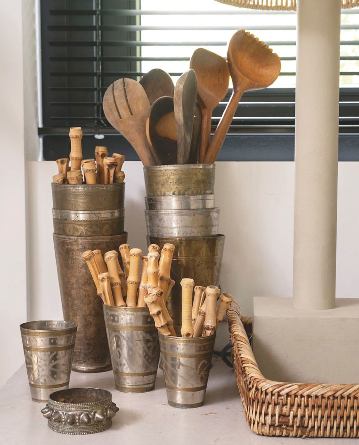 Keuken Ikea. Raambekleding Kwantum. Overig kringloop. vtwonen 04-2026 | styling Moniek Visser | fotografie Stan Koolen