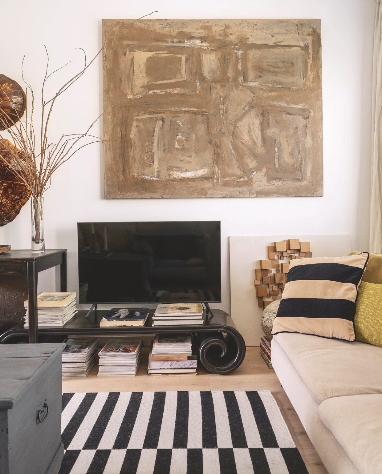 Vloerkleed en bank Ikea. Kussens H&m Home. Vloer Cibo Vloeren. Kunstwerken zelfgemaakt. Overig kringloop. vtwonen 04-2026 | styling Moniek Visser | fotografie Stan Koolen