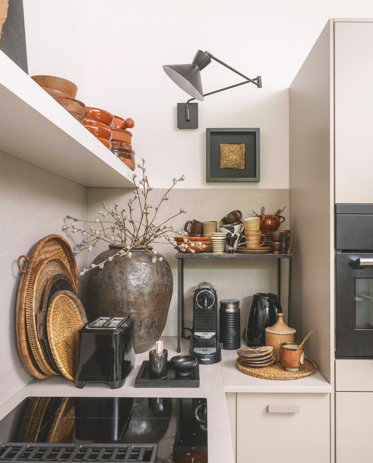 Keuken Ikea. Zwart-witte kopjes uit garage sale Malene Birger. Overig kringloop. vtwonen 04-2026 | styling Moniek Visser | fotografie Stan Koolen