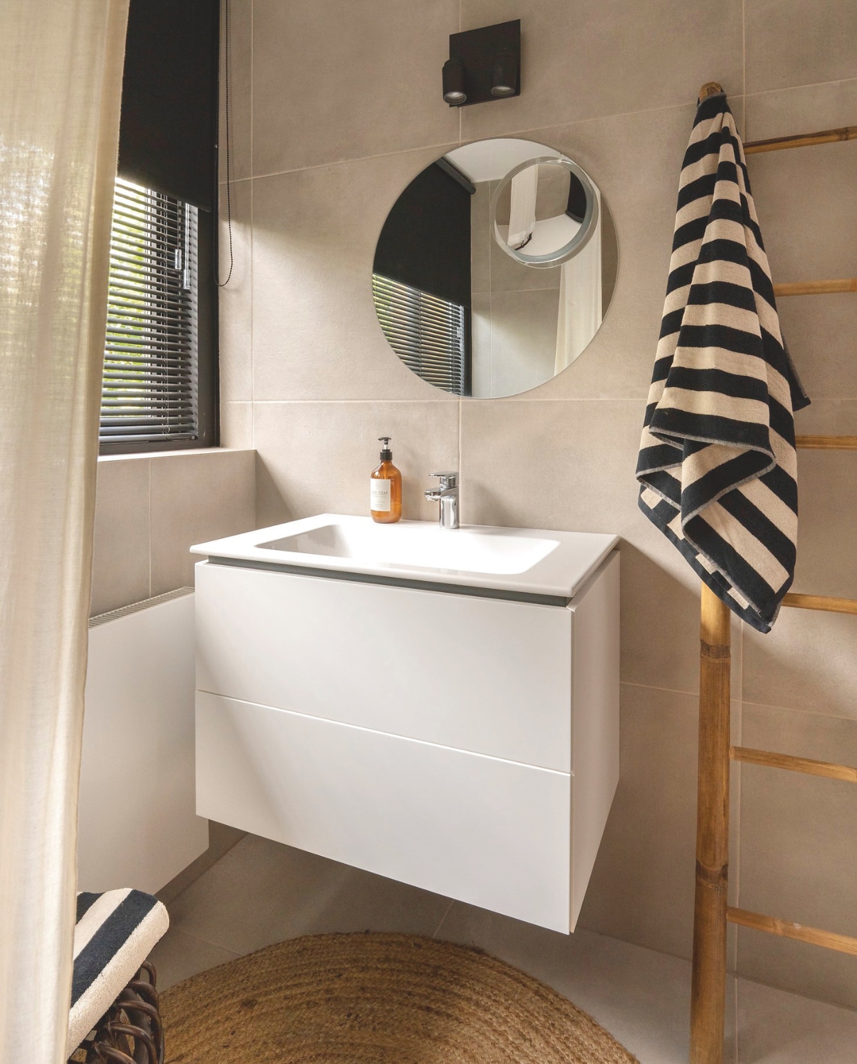 Tegels Hornbach. Spiegel en raambekleding Kwantum. Handdoekladder Xenos. Handdoek en vloerkleed Ikea. vtwonen 04-2026 | styling Moniek Visser | fotografie Stan Koolen