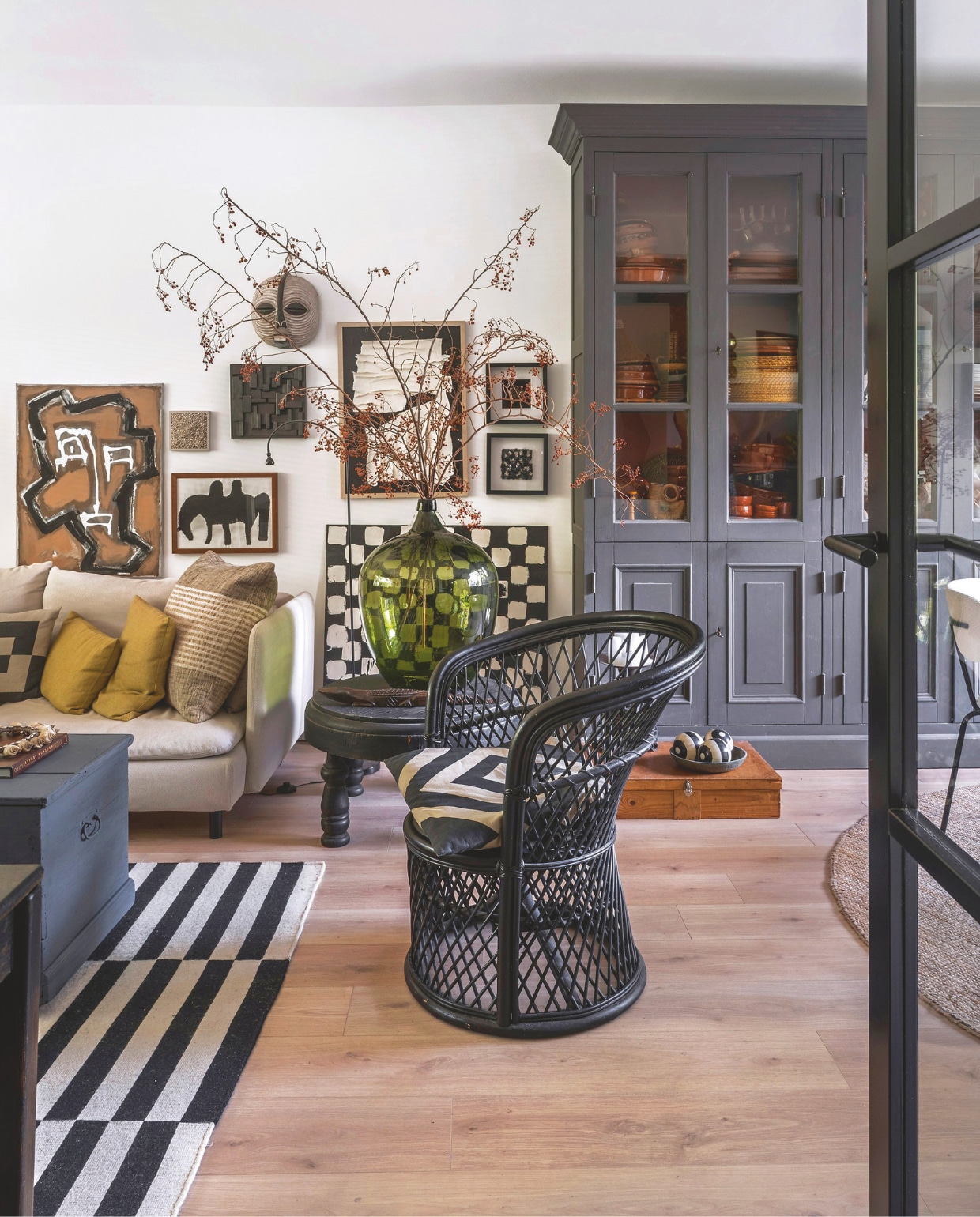 Kast ’t Looiershuis. Vloer Cibo Vloeren. Kunst zelfgemaakt. Kussens H&m Home. Bank en vloerkleed Ikea. Overig kringloop. vtwonen 04-2026 | styling Moniek Visser | fotografie Stan Koolen