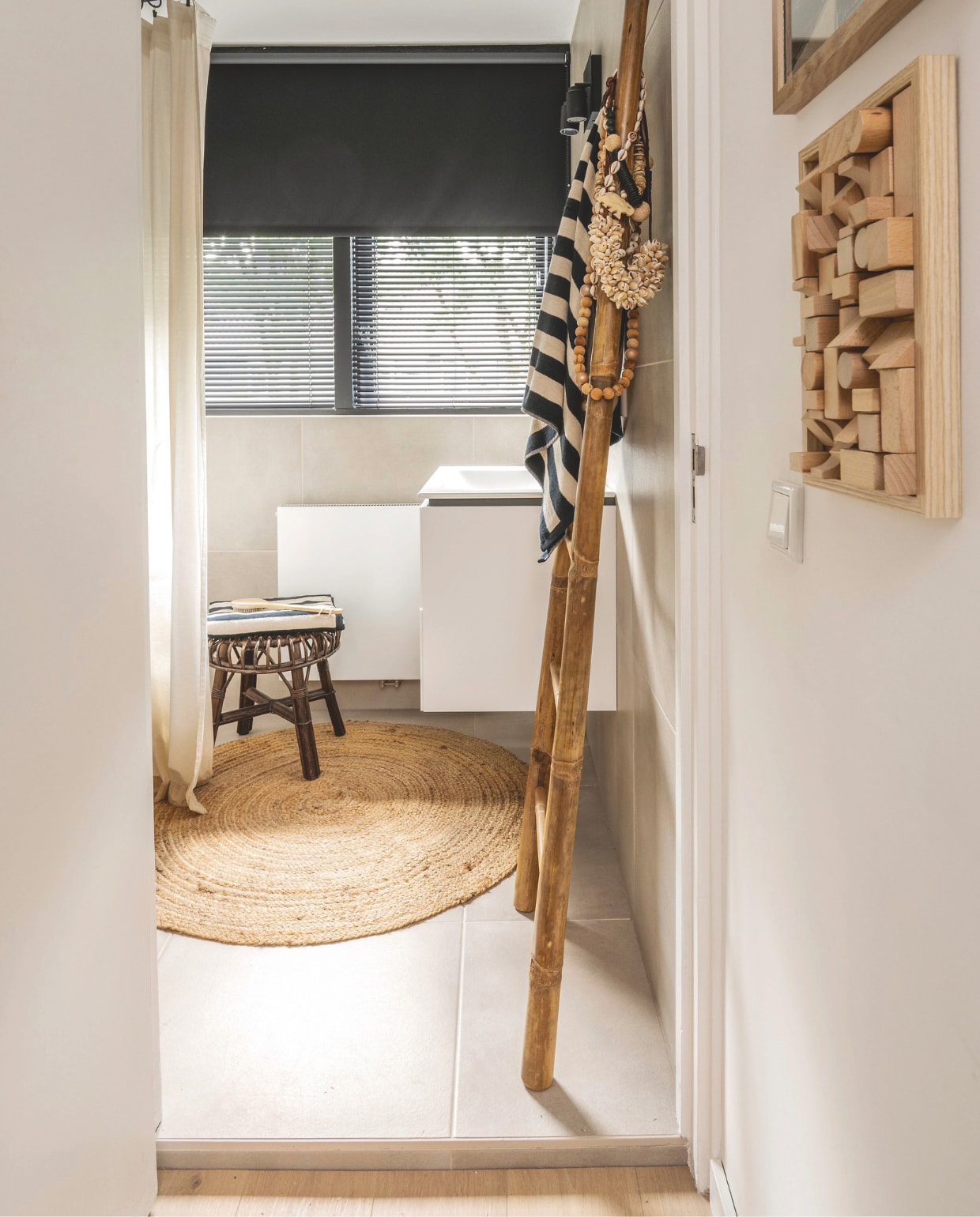 Tegels Hornbach. Handdoekladder Xenos. Raambekleding Kwantum. Handdoek en vloerkleed Ikea. vtwonen 04-2026 | styling Moniek Visser | fotografie Stan Koolen