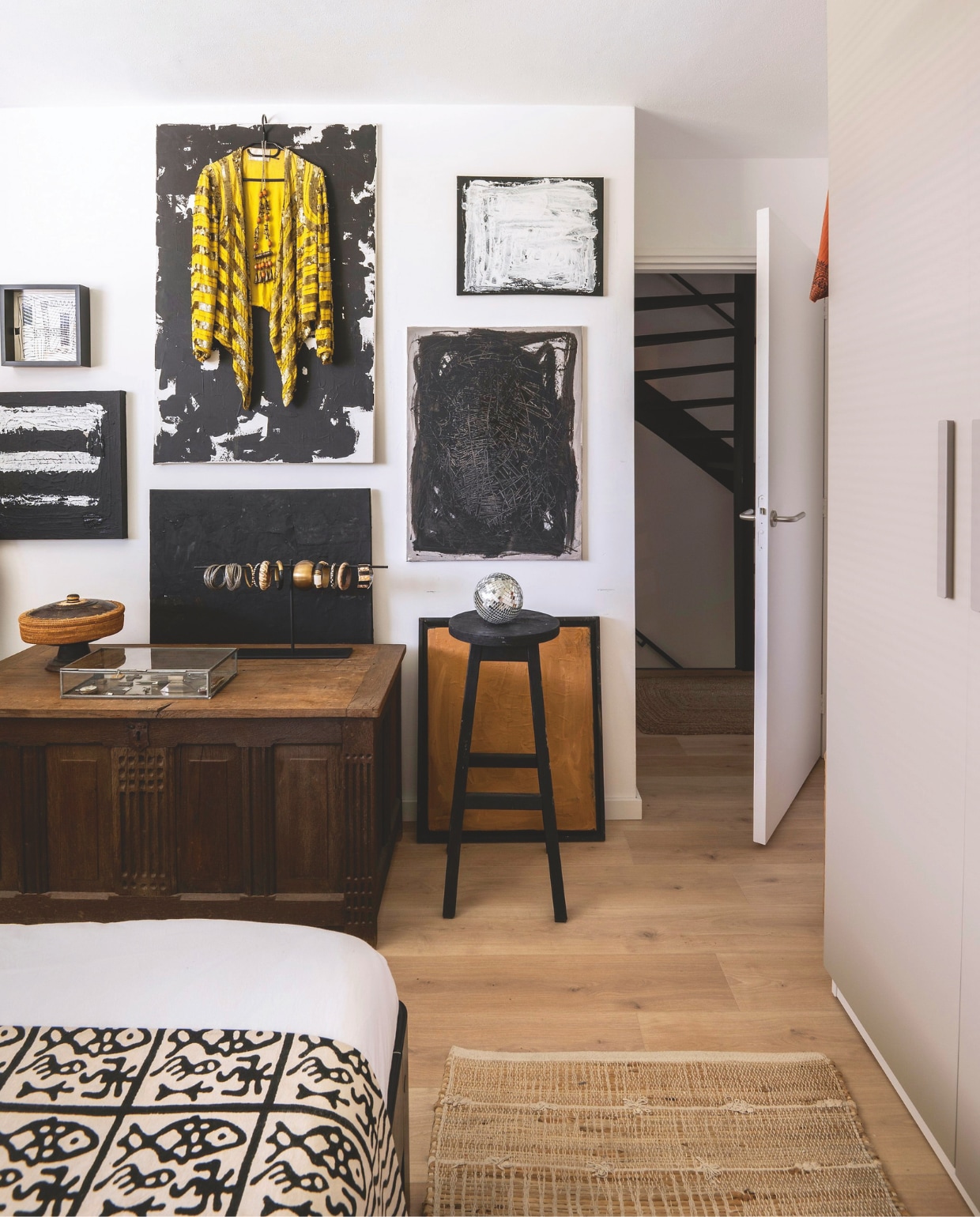 Kunst zelfgemaakt. Vloer Cibo Vloeren. Overig kringloop. vtwonen 04-2026 | styling Moniek Visser | fotografie Stan Koolen