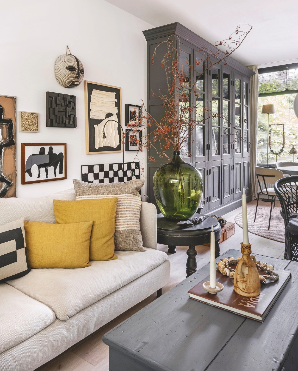 Bank en vloerkleed  Ikea. Vloer Cibo Vloeren. Kussens H&m Home. Kast ’t Looiershuis. Kunstwerken zelfgemaakt. Overig kringloop. vtwonen 04-2026 | styling Moniek Visser | fotografie Stan Koolen