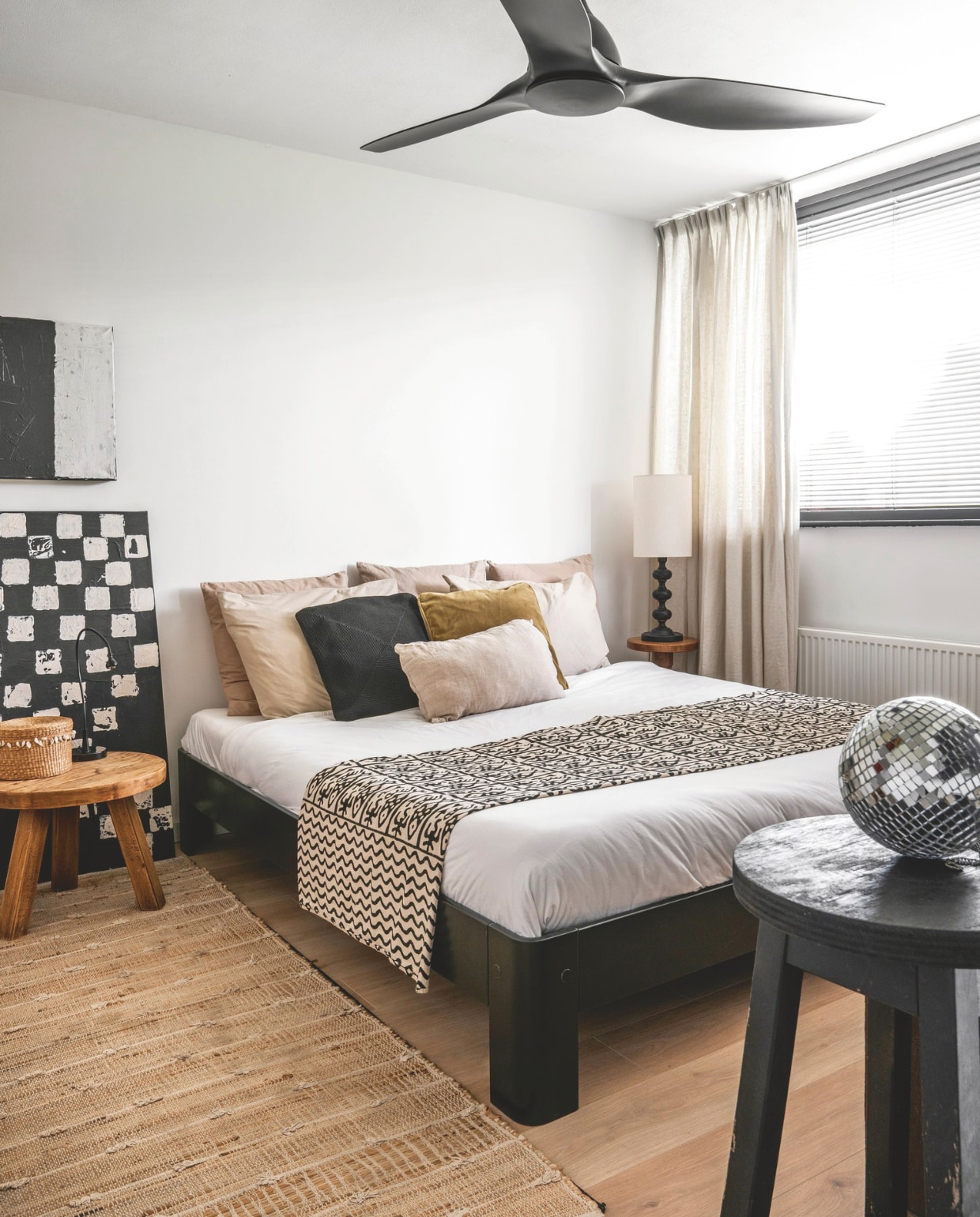 Bed Auping. Raambekleding Kwantum. Vloer Cibo Vloeren. Vloerkleed Ikea. Kunst zelfgemaakt. Overig kringloop. vtwonen 04-2026 | styling Moniek Visser | fotografie Stan Koolen