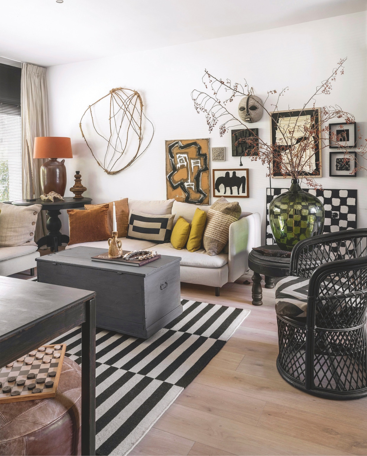 Bank en vloerkleed Ikea. Vloer Cibo  Vloeren. Terracotta lamp Jeronimus.Kussens H&m Home. Kunstwerken zelfgemaakt. Overig kringloop. vtwonen 04-2026 | styling Moniek Visser | fotografie Stan Koolen