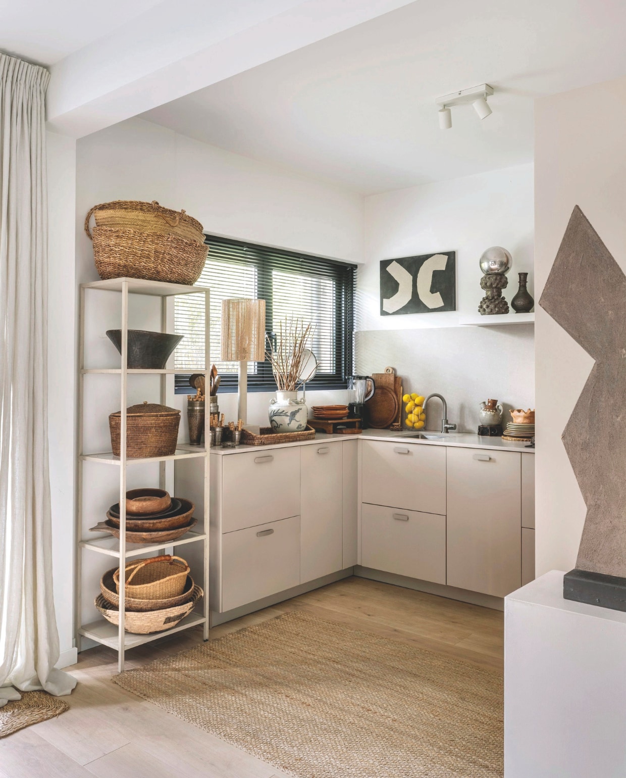 Keuken en stellingkast Ikea. Vloer Cibo Vloeren. Raambekleding Kwantum. Kunst zelfgemaakt. Overig kringloop. vtwonen 04-2026 | styling Moniek Visser | fotografie Stan Koolen