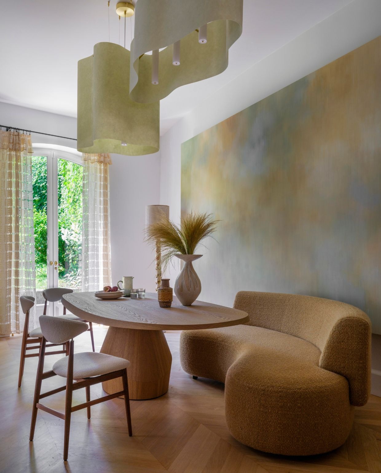 Eettafel en bank Collection Particulière. Stoelen Gubi. Plafondlampen Baxter. Gordijnstof Élitis. Wanddecoratie Redfield & Dattner. Vloerlamp Pierre Casenove (unieke uitgave). Vazen Lisa Chamoun.