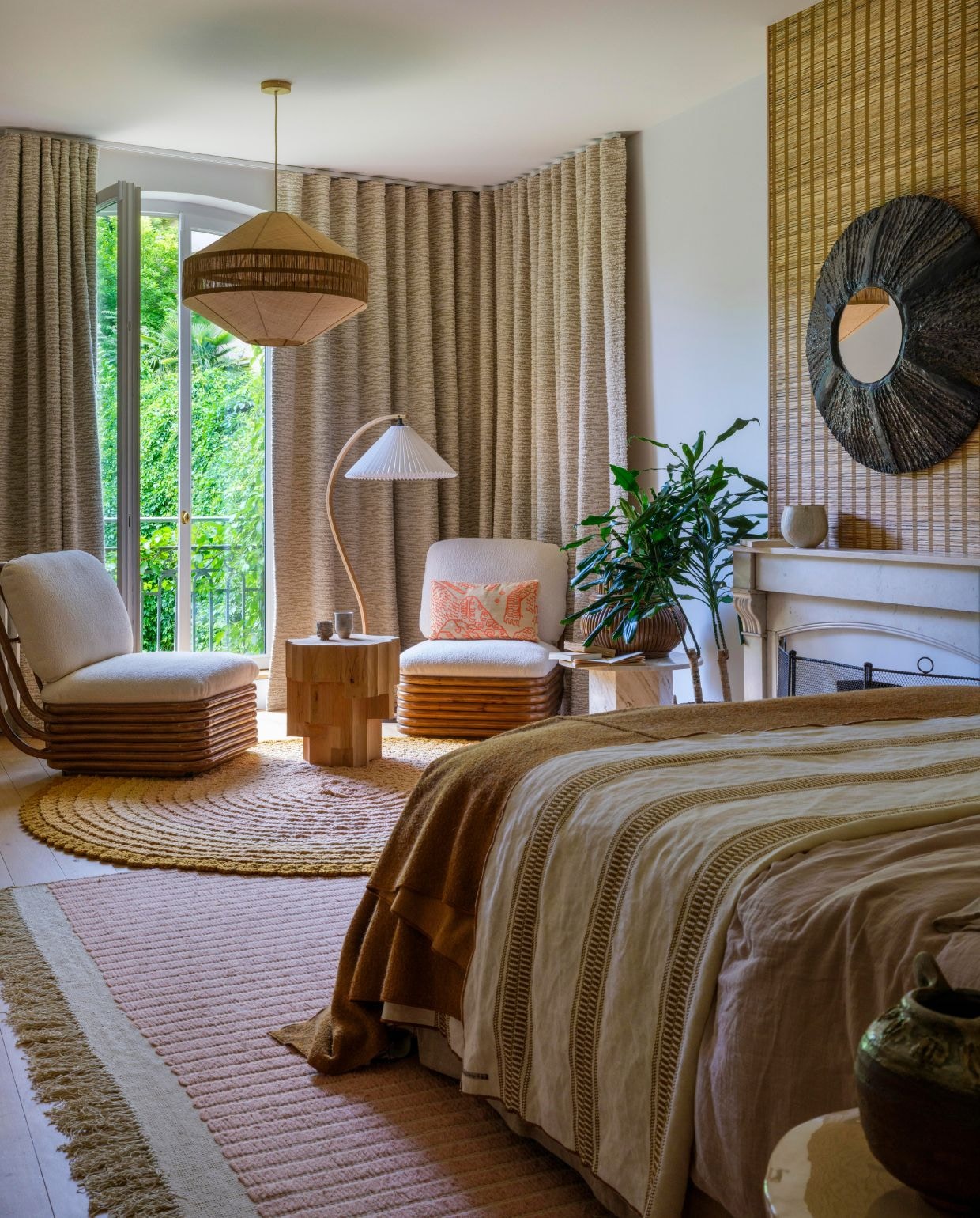 Tafel Tacchini. Gebogen lamp Gubi. Beddengoed Maison de Vacances. Fauteuils en bijpassende hocker Gubi. vtwonen Design 03-2026 | fotografie Guillaume Grasset