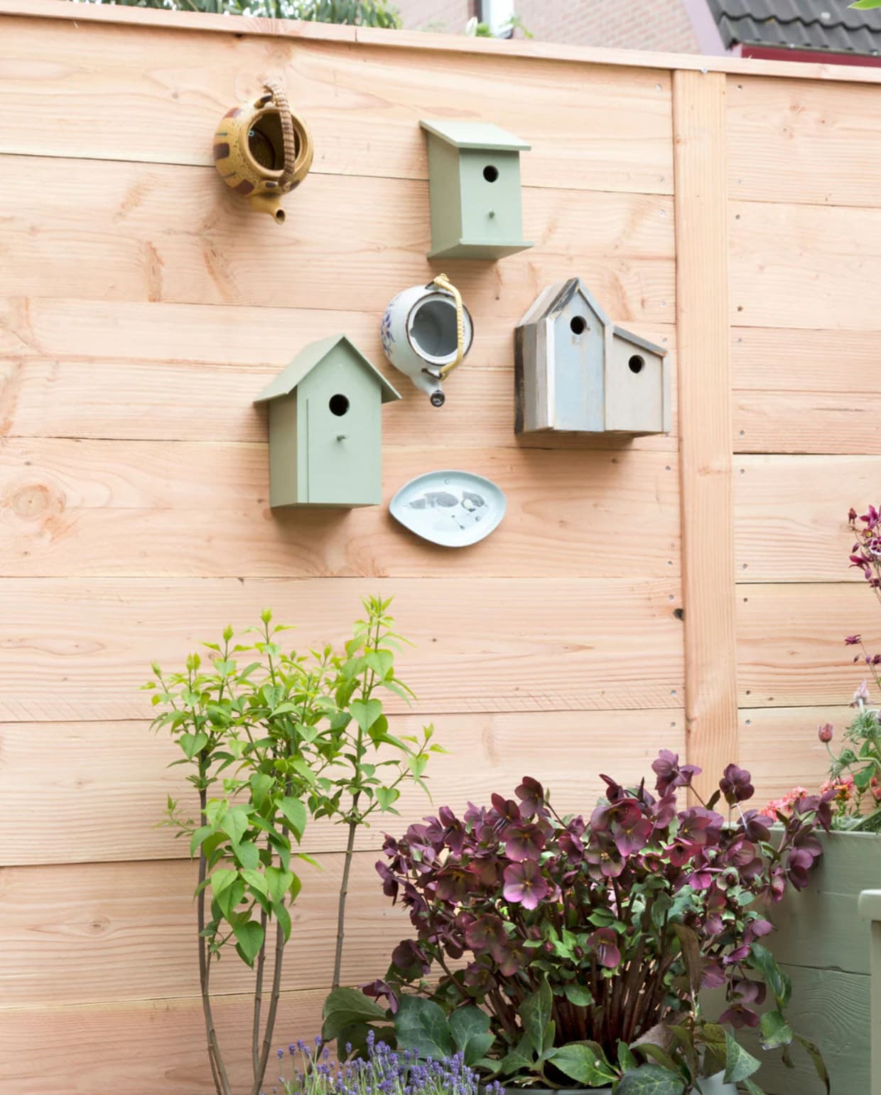 Potten Pure Cone, stonegrey, 45x36 cm (Øxh) per stuk € 69,- (www.elho.nl). Vogelhuisjes vanaf € 3,- (www.action.nl). Theepotten € 4,- (kringloop). Schaaltje van Bloomingville set van 4 € 41,70 (www.vtwonen.nl). Planten (tuincentrum). Weer verliefd op je huis aflevering 11 seizoen 6 2017 | styling Leonie Mooren | fotografie Barbara Kieboom