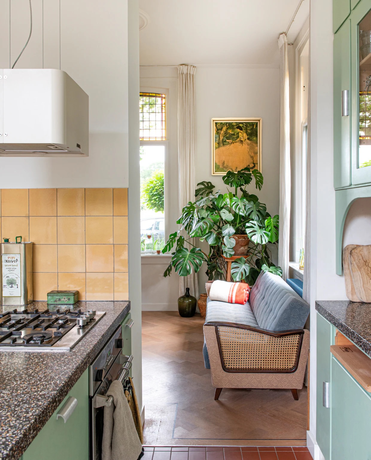 Rotan bank Marktplaats. Wollen deken Re-Buy. Vloerlamp Vanouds. Plantentafel gekregen. Plantenpot De Blaakhof. Schilderij kringloop. vtwonen 03-2023 | styling & fotografie Caroline Coehorst i.s.m. Studio Daan Hietbrink