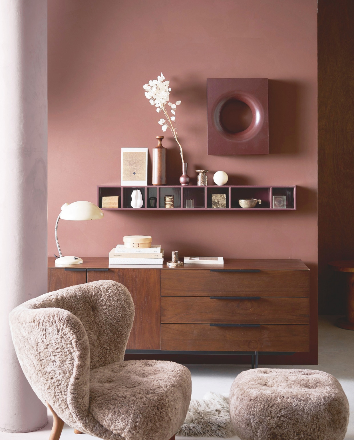 vtwonen wandkast Show it, mdf met hoogglans, burgundy red, 130x16x12 cm (lxbxd) € 89,95 (shop.vtwonen.nl).M.m.v. andtradition.com (fauteuil en poef Little Petra), edithbeurskens.com (wandobject en aardewerk bal), zuiver.com (dressoir), shop.vtwonen.nl (marmeren kandelaar van vtwonen), burbriantiek.nl (leeslamp), zarahome.com (marmeren kubus). Overig privébezit.