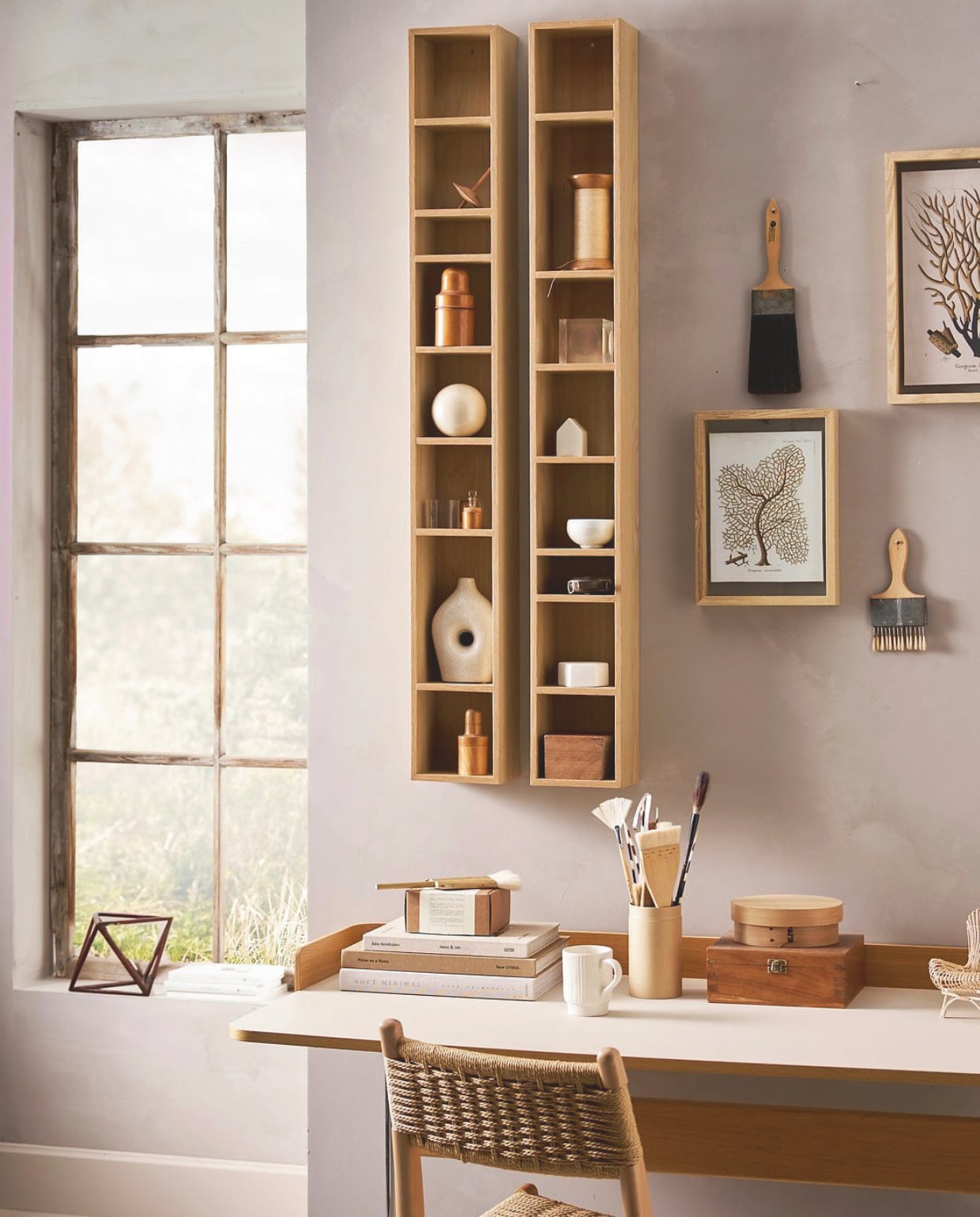 vtwonen wandkast Show it, mdf met fineer, naturel, 130x16x12 cm (lxbxd) € 89,95 (shop.vtwonen.nl).M.m.v. andtradition.com (bureau), shop.vtwonen.nl (fotolijsten en beker), burbriantiek.nl (houten linialen en flessen). Overig privébezit. vtwonen 04-2026 | styling Cleo Scheulderman | fotografie Jeroen van der Spek