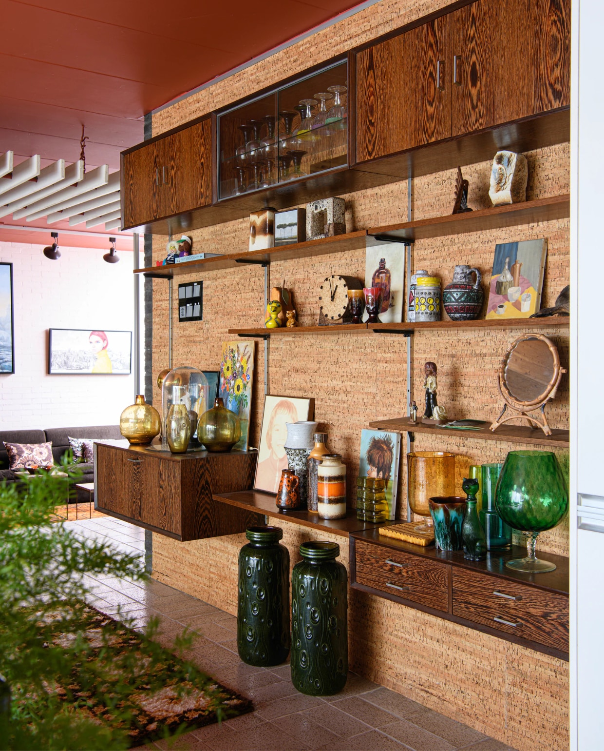 Uilfoto René Mesman Photography, apothekerskast Neef Louis. Overig vintage, rommelmarkt of onbekend. Soortgelijke stoelen bij Vintage Design Store.