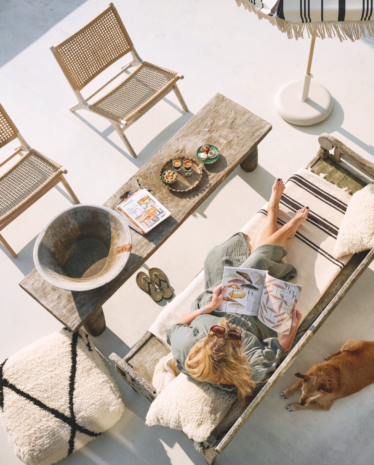 Tuinmeubels Ibiza Outdoor. Potten en lampen uit Marokko. Parasol Katoo. Jurk Numero 74 Ibiza. vtwonen 08-2025 | styling Marianne Luning | fotografie Sjoerd Eickmans